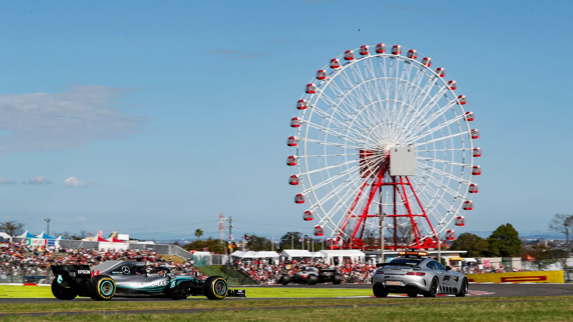 SUZUKA, JAPAN - OCTOBER 07: The Safety Car leads Lewis Hamilton, Mercedes AMG F1 W09 EQ Power+ during the Japanese GP at Suzuka on October 07, 2018 in Suzuka, Japan. (Photo by Steven Tee / LAT Images)
