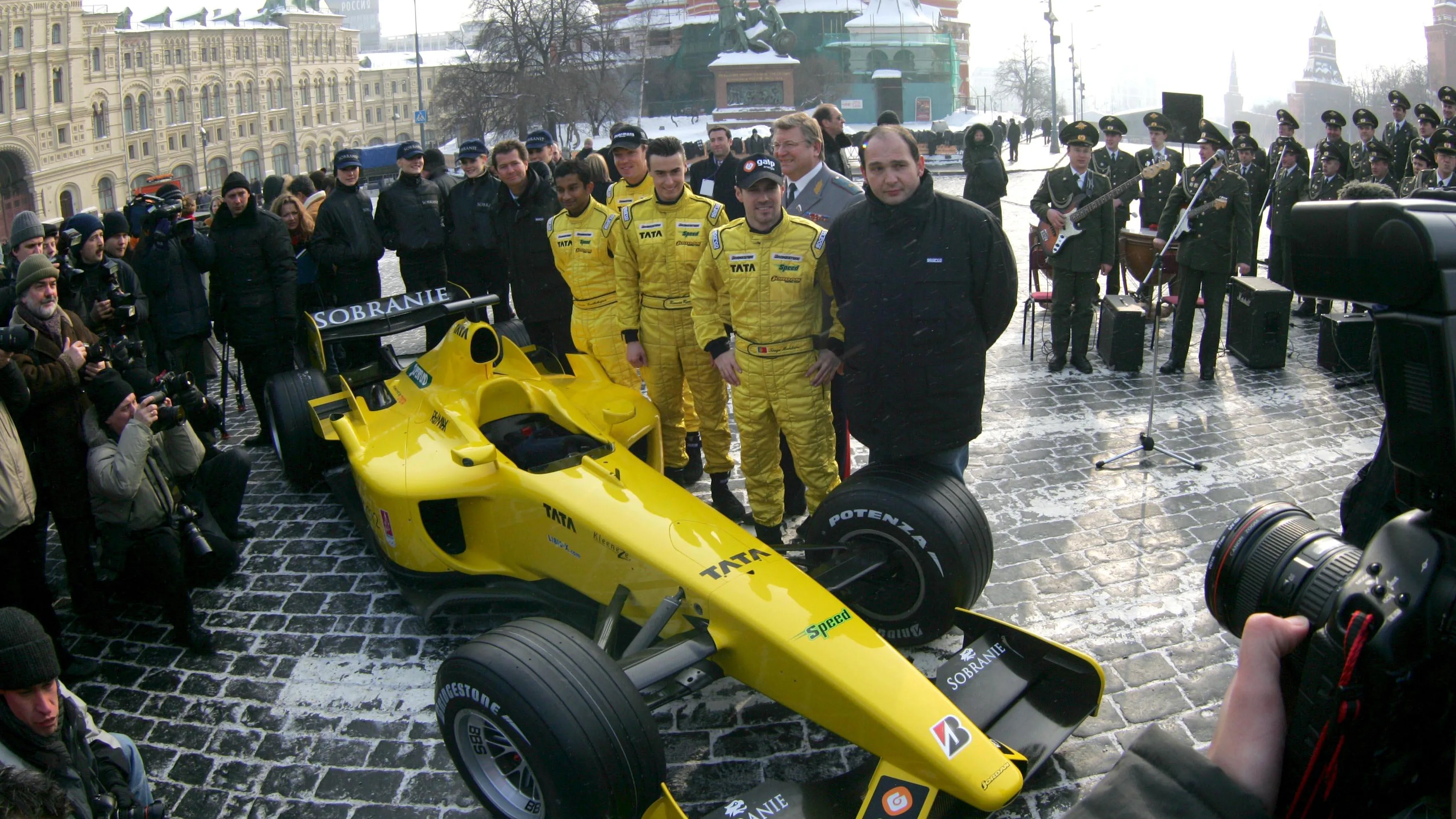 L-R: Narain Karthikeyan (IND), Robert Doornbos (NED), Roman Rusinov (RUS), Tiago Monteiro (POR) and Colin Kolles (GER) Jordan Commercial Director
Jordan Launch, Red Square, Moscow, Russia, 25 February 2005. © Sutton Motorsport Images