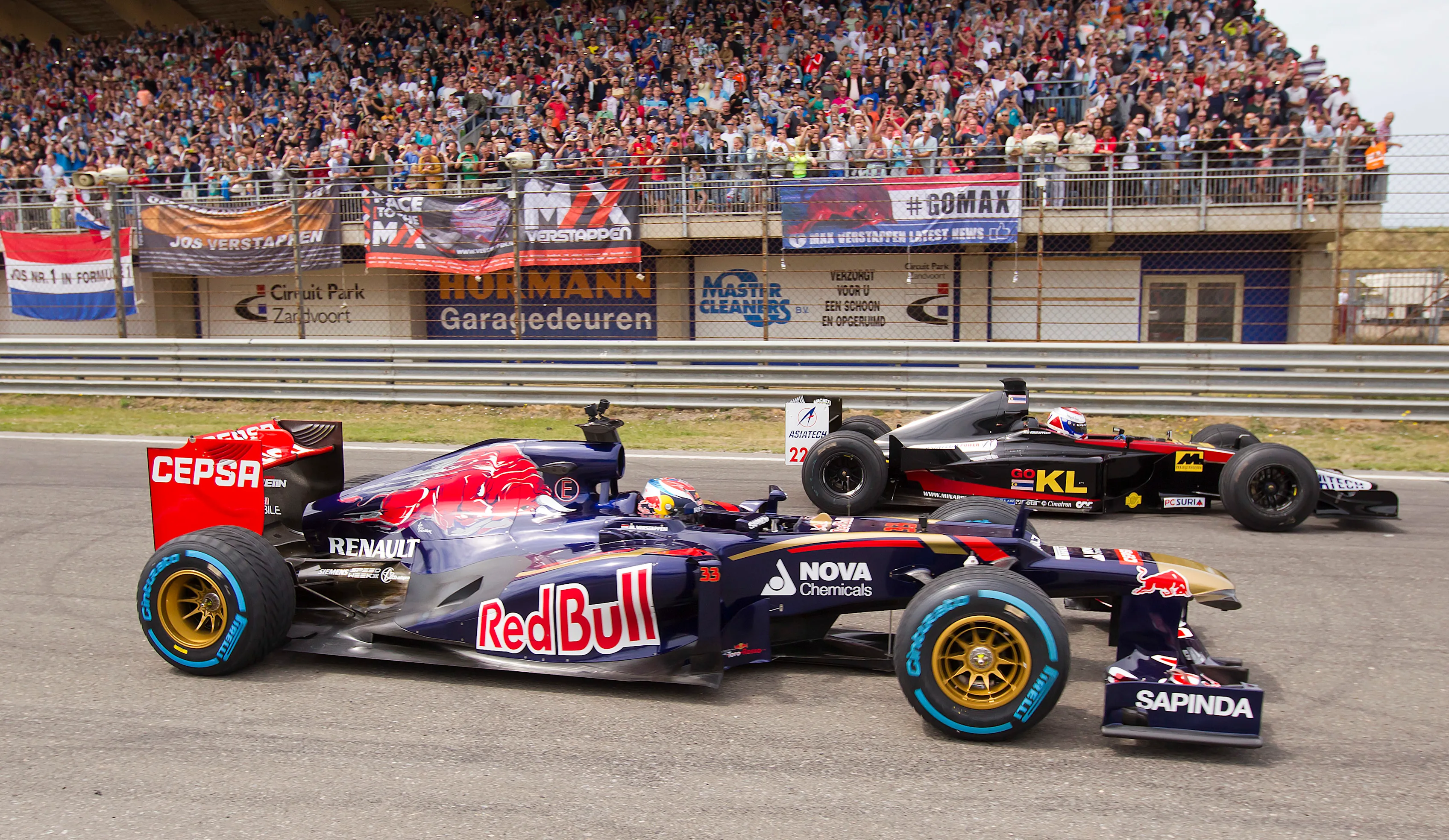 Max Verstappen tijdens de formule 1 demonstratie op het circuit van zandvoort