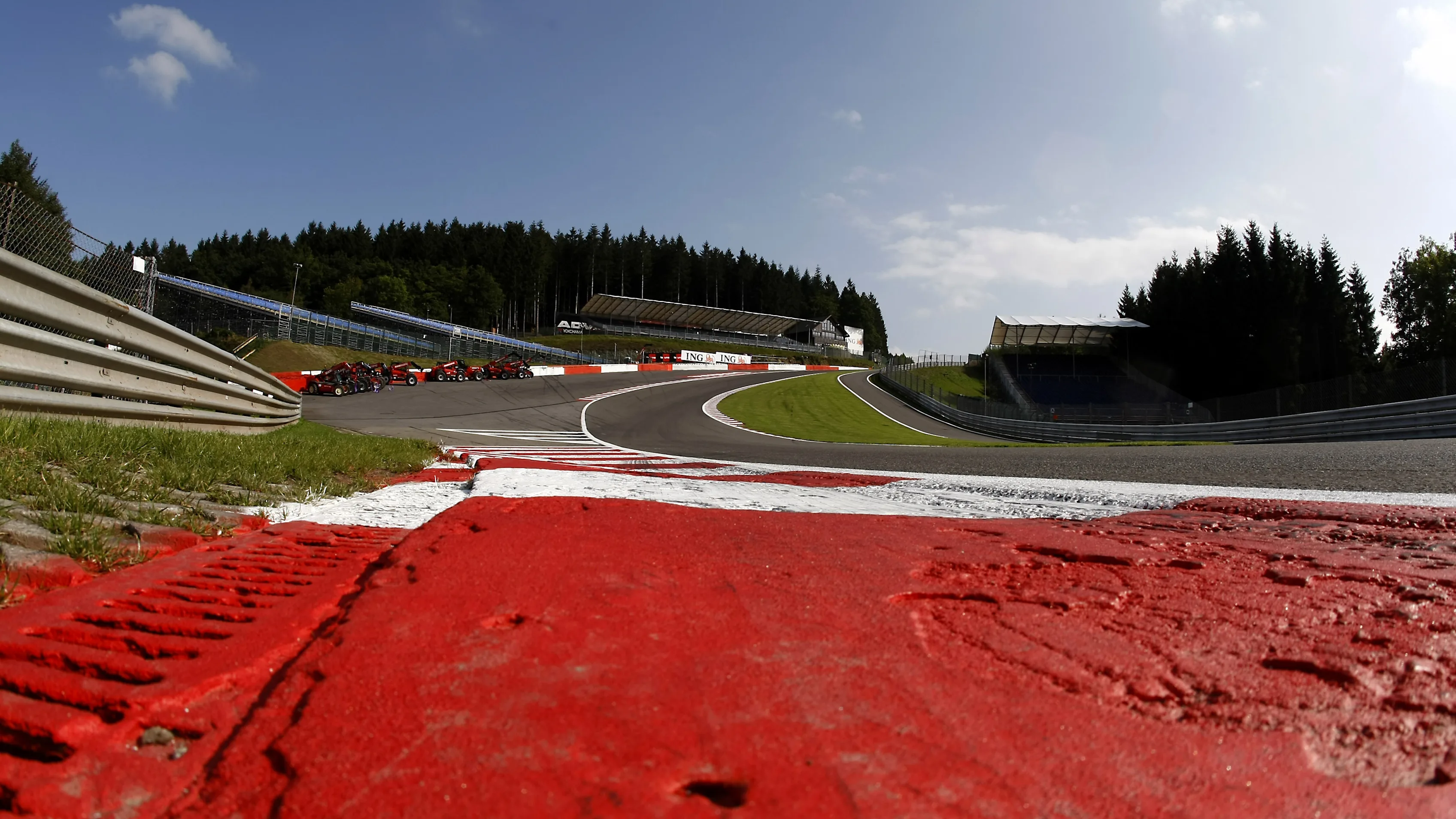 The famous hill of Eau Rouge, 2007. © LAT Photographic

