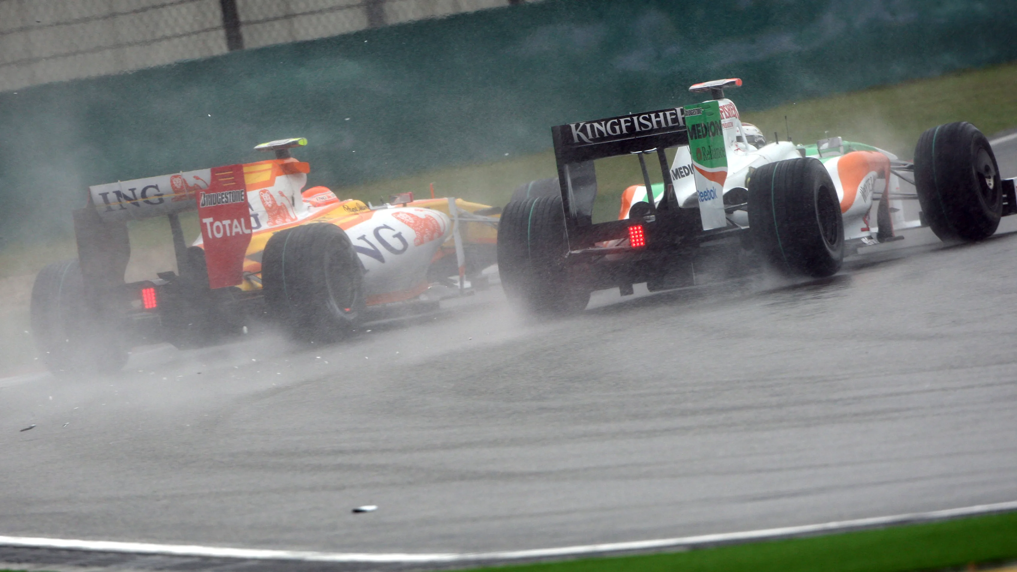 Nelson Piquet Jr. (BRA) Renault R29 battles with Adrian Sutil (GER) Force India F1 VJM02. Formula