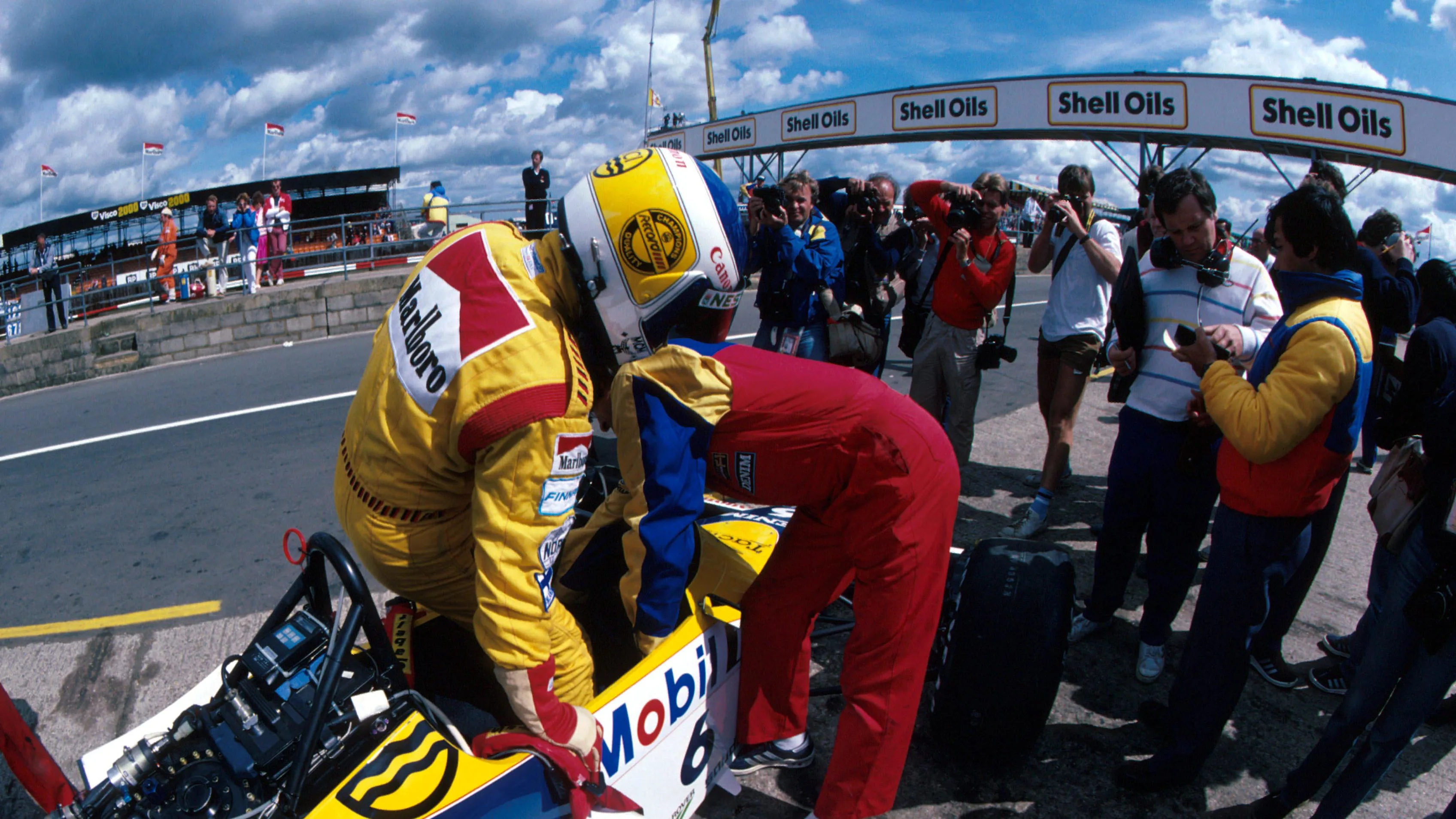 Keke Rosberg climbs aboard his Williams-Honda ahead of setting a new qualifying speed record. © Sutton Motorsport Images