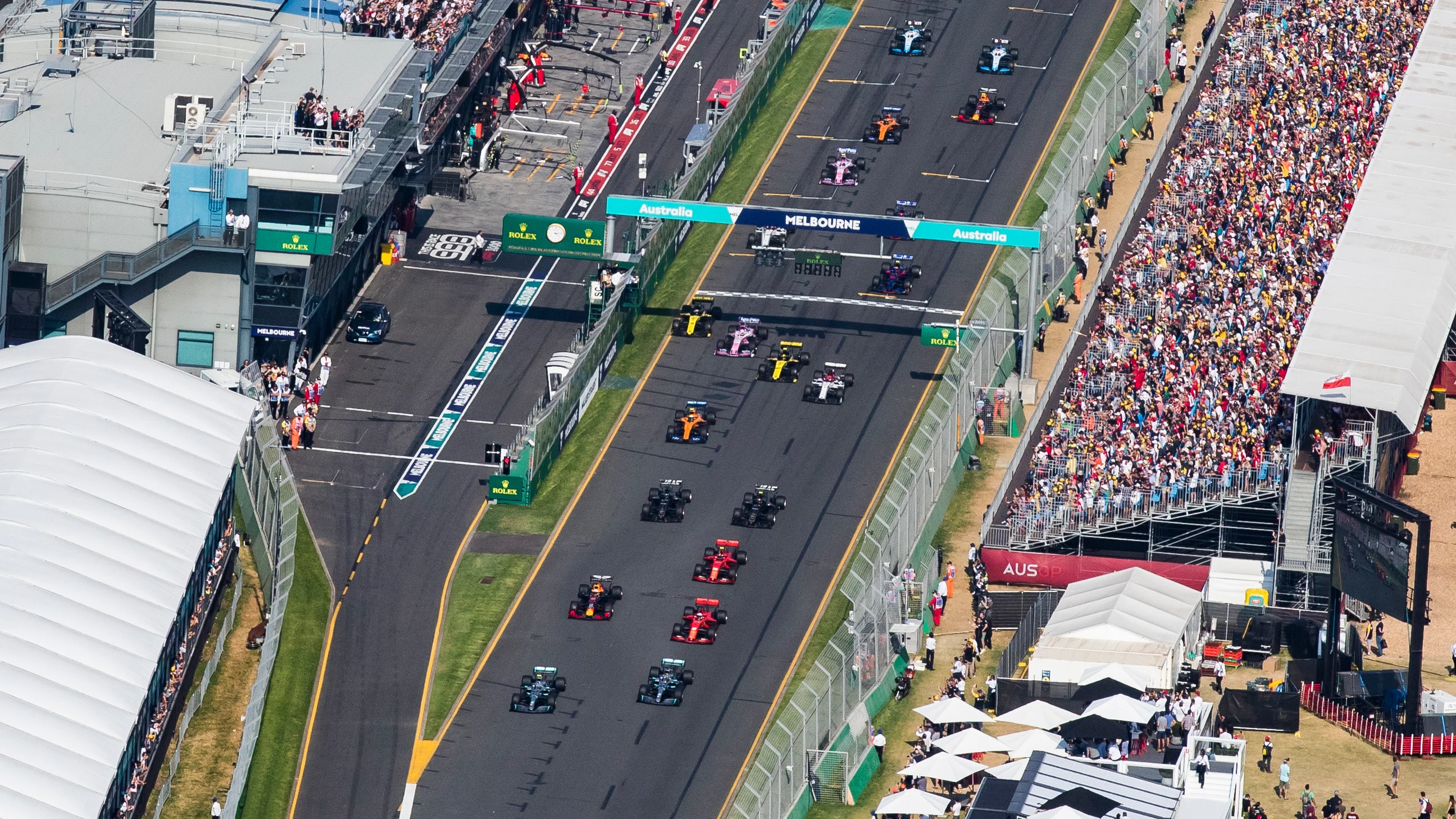 MELBOURNE GRAND PRIX CIRCUIT, AUSTRALIA - MARCH 17: Valtteri Bottas, Mercedes AMG W10, leads Lewis