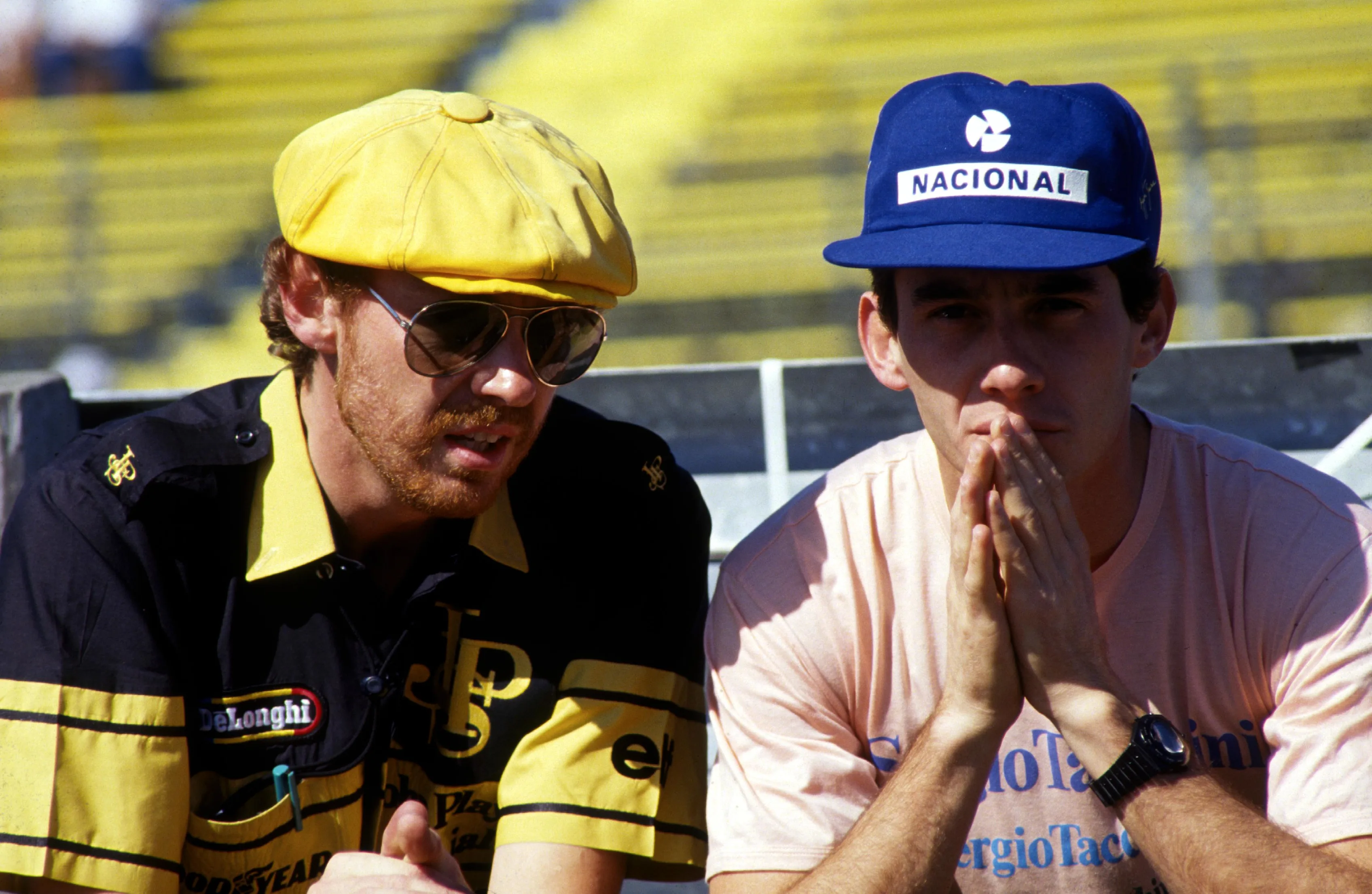 Ayrton Senna (BRA) (Right) with his Lotus Engineer Steve Hallam (Left), 1986.
© Sutton Motorsport Images