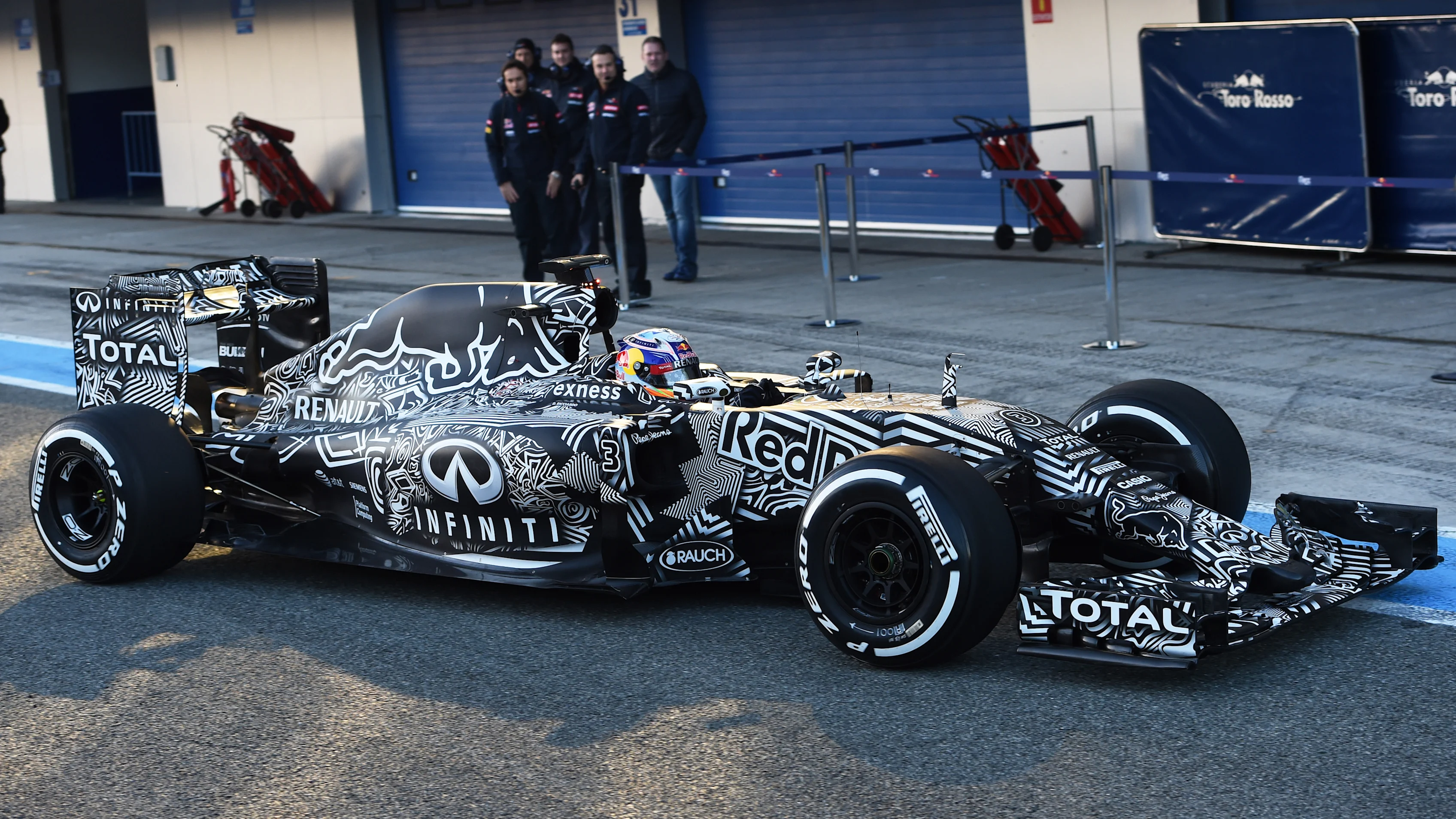 Daniel Ricciardo debuts the Red Bull Racing RB11 'Camobull' at Formula One testing in Jerez, Spain, 1 February 2015. © Sutton Motorsport Images