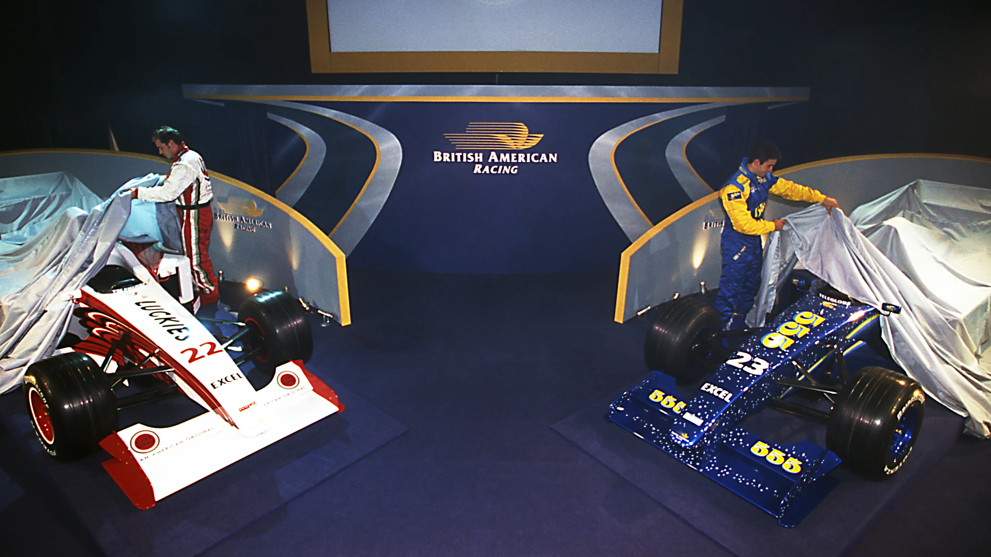 Jacques Villeneuve (CDN) and Riccardo Zonta (BRA) take the covers off their dual-liveried cars at British American Racing's 1999 Launch, BAR Factory, Brackley, England, 6 January 1999. © Sutton Motorsport Images