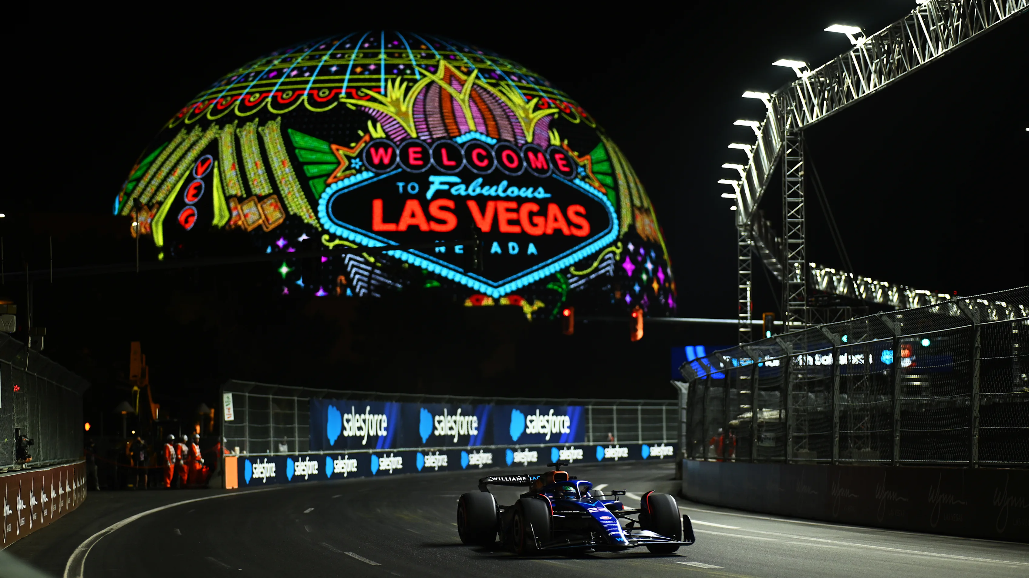 LAS VEGAS, NEVADA - NOVEMBER 17: Alexander Albon of Thailand driving the (23) Williams FW45