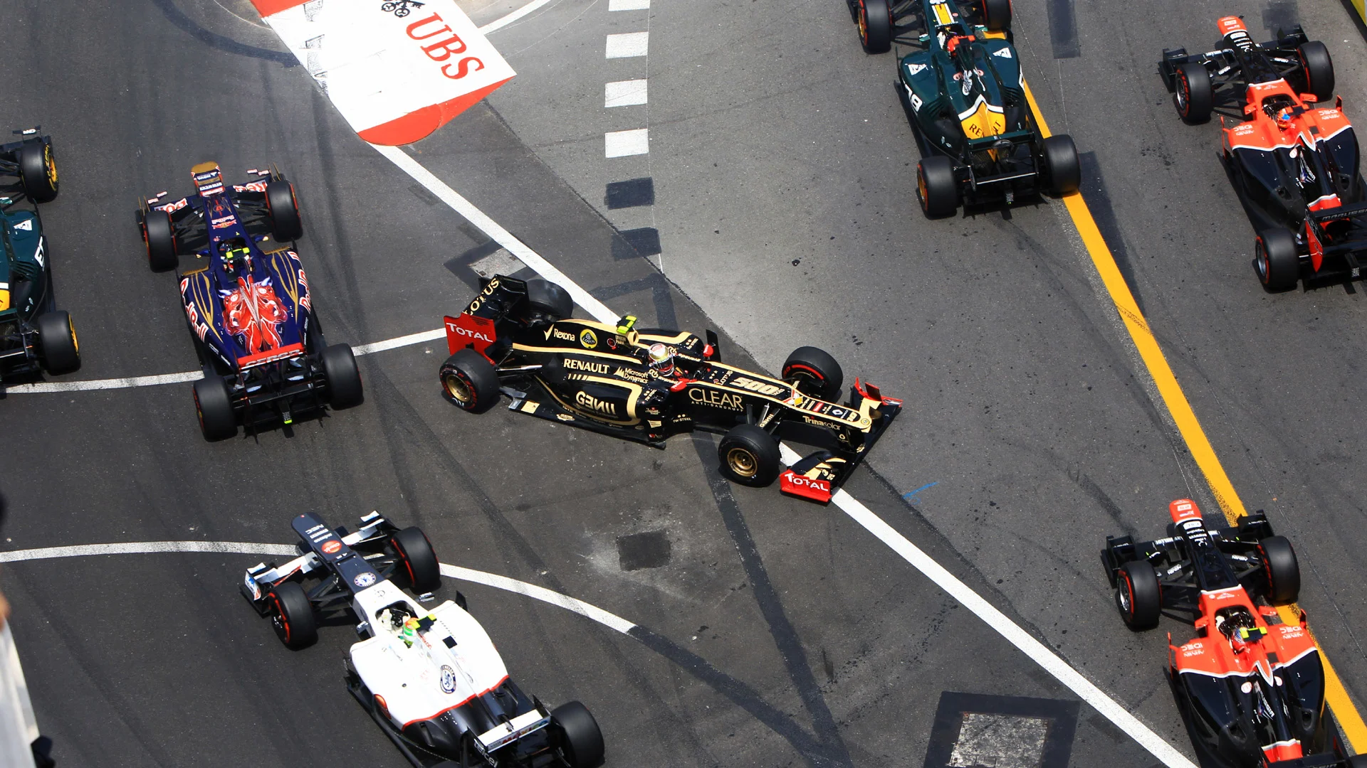 Romain Grosjean (FRA) Lotus E20 spins out at the start of the race and collides with Kamui