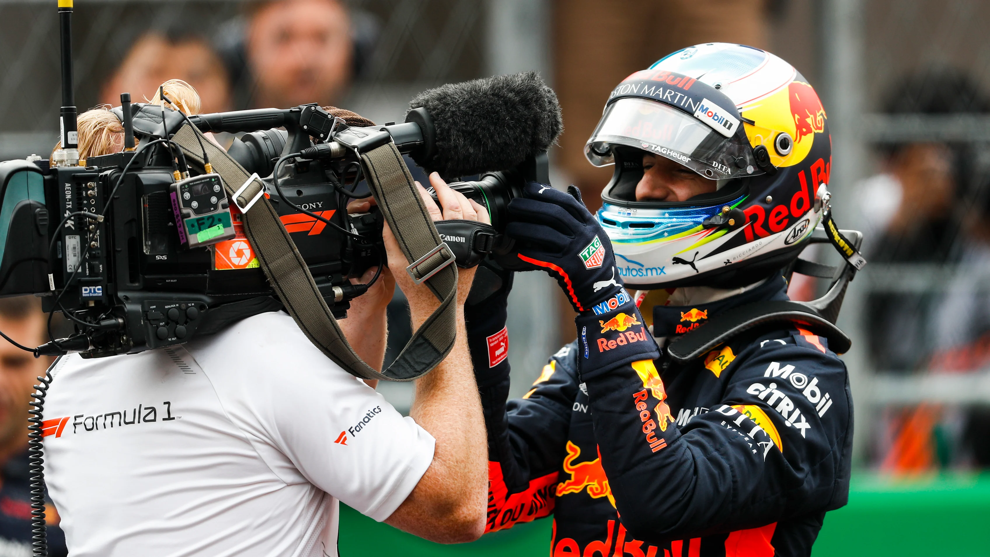 AUTODROMO HERMANOS RODRIGUEZ, MEXICO - OCTOBER 27: Daniel Ricciardo, Red Bull Racing, celebrates pole in front of the cameras during the Mexican GP at Autodromo Hermanos Rodriguez on October 27, 2018 in Autodromo Hermanos Rodriguez, Mexico. (Photo by Zak Mauger / LAT Images)