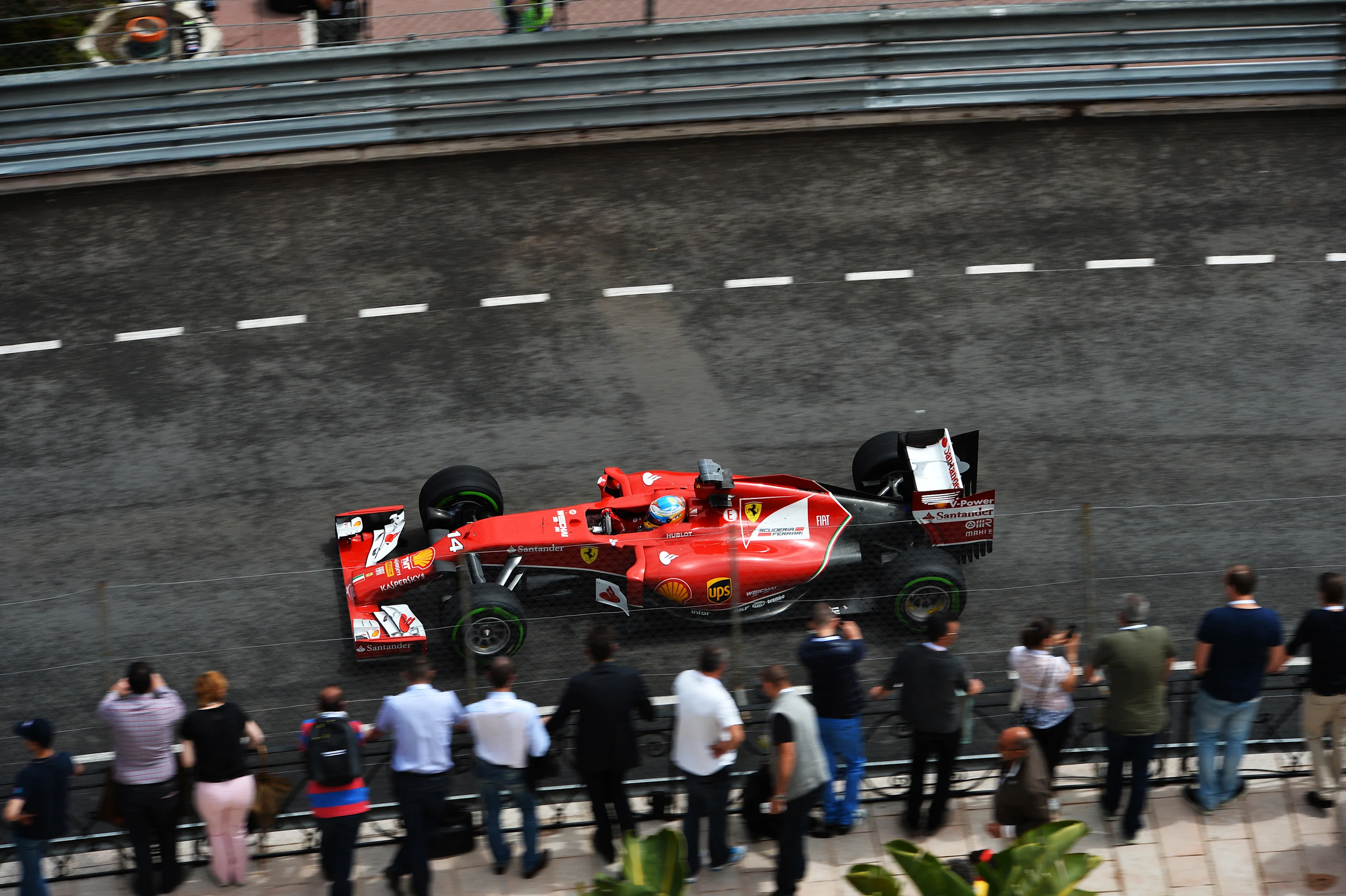 Specatators watch Fernando Alonso (ESP) Ferrari F14 T.
Formula One World Championship, Rd6, Monaco Grand Prix, Practice, Monte-Carlo, Monaco, Thursday 22 May 2014.