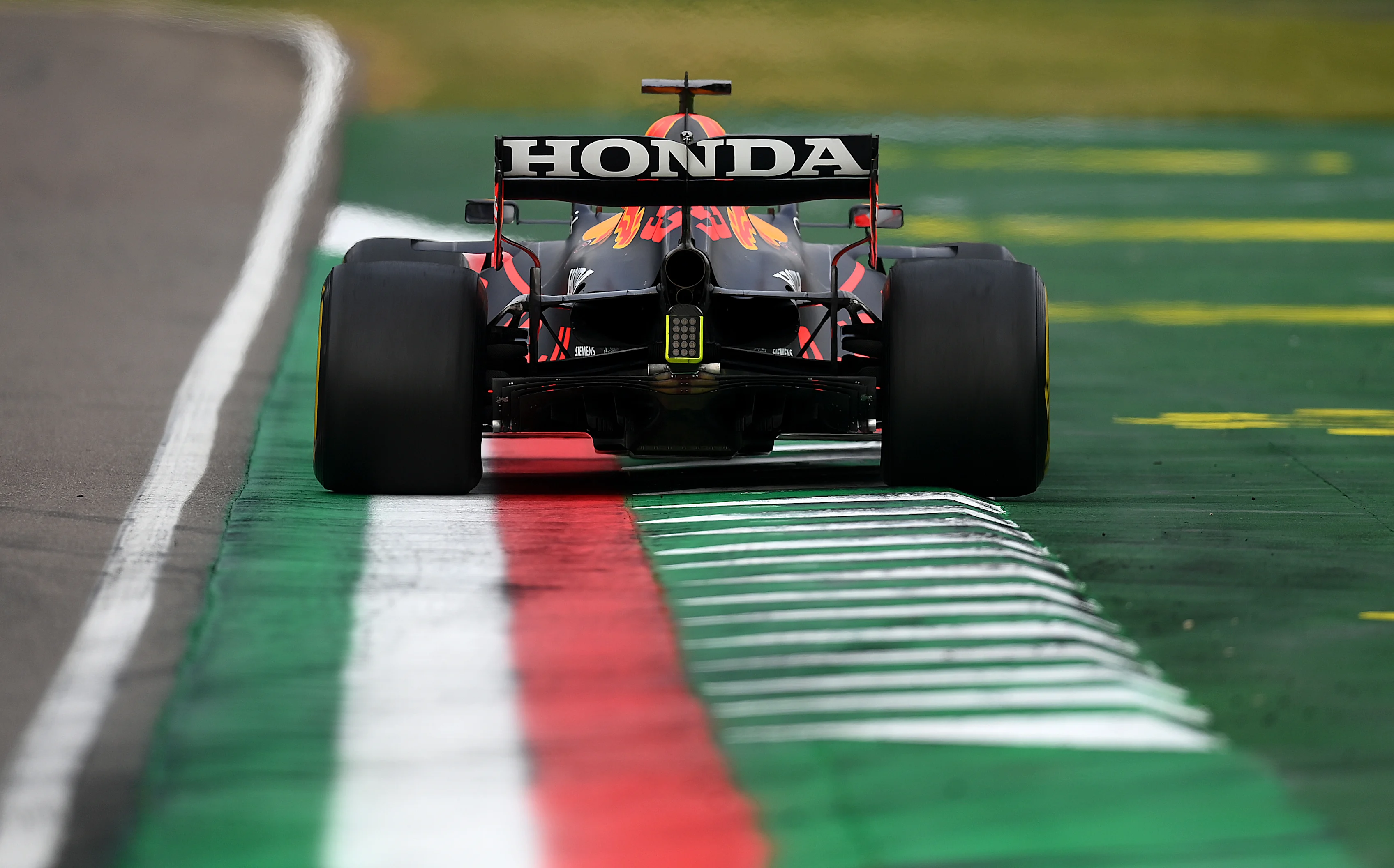 The diffuser that Red Bull used in the race before Portugal – at Imola – had a wider central section...