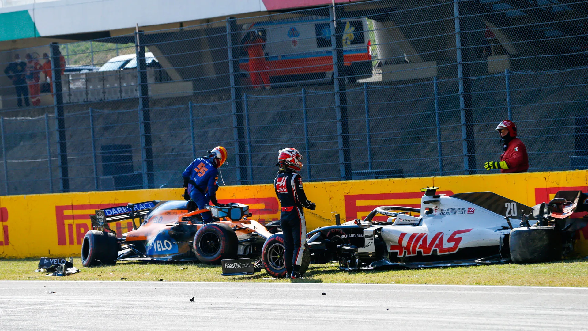 Crash at the first restart of the race, 55 SAINZ Carlos (spa), McLaren Renault F1 MCL35, 20