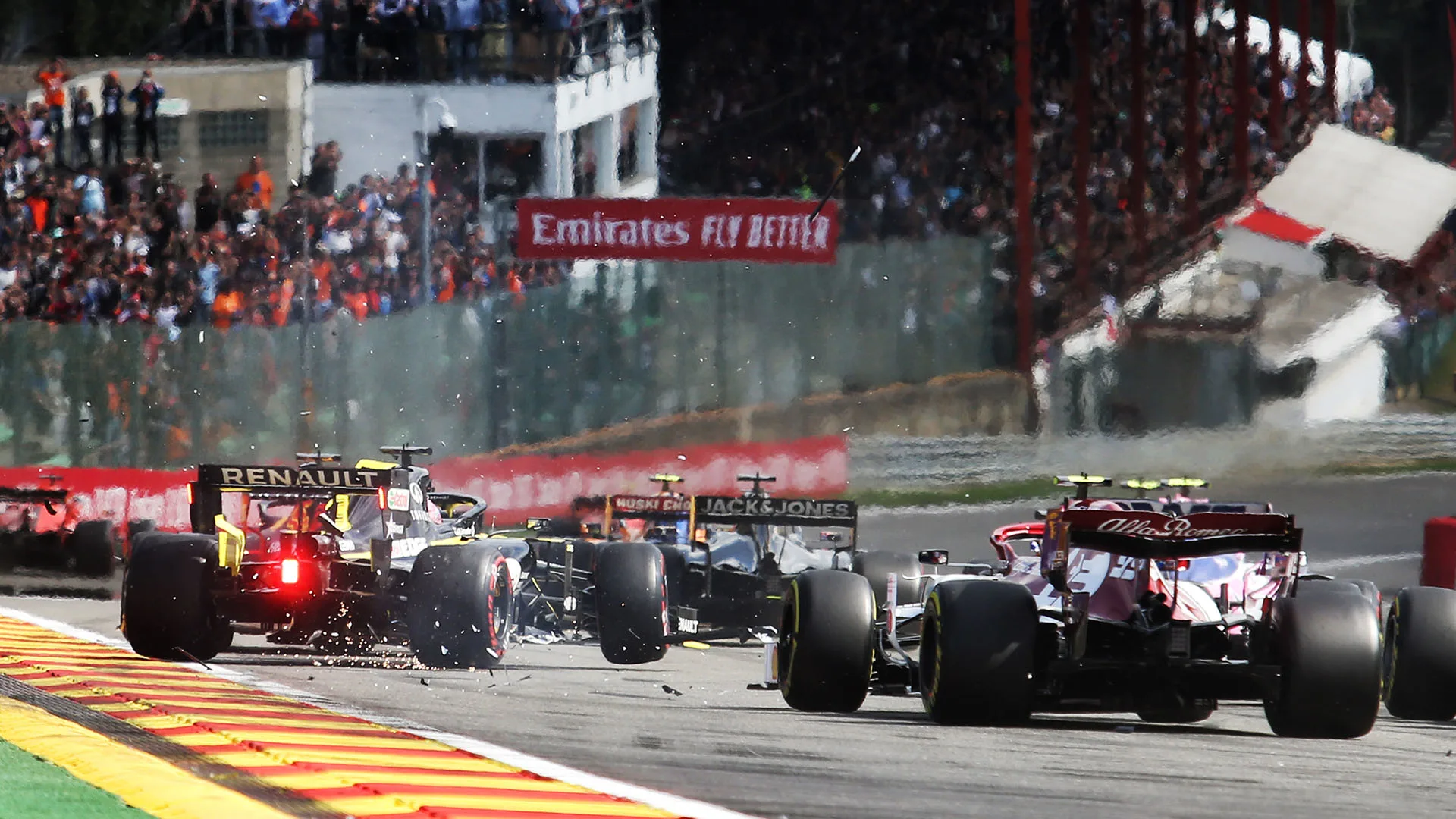 Daniel Ricciardo (AUS) Renault F1 Team RS19 has contact at the start of the race.
01.09.2019.
