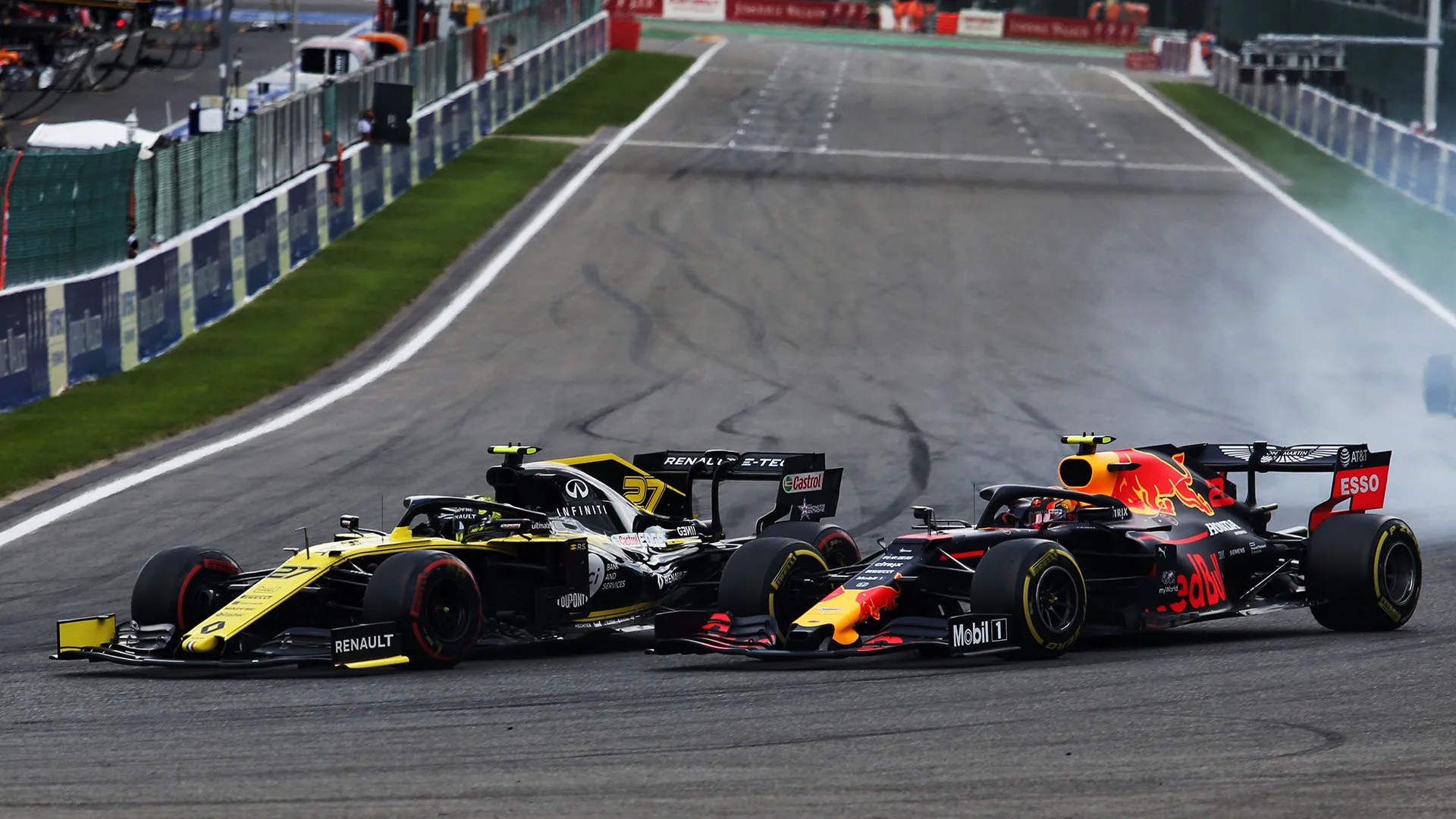 Nico Hulkenberg (GER) Renault F1 Team RS19 and Alexander Albon (THA) Red Bull Racing RB15 battle
