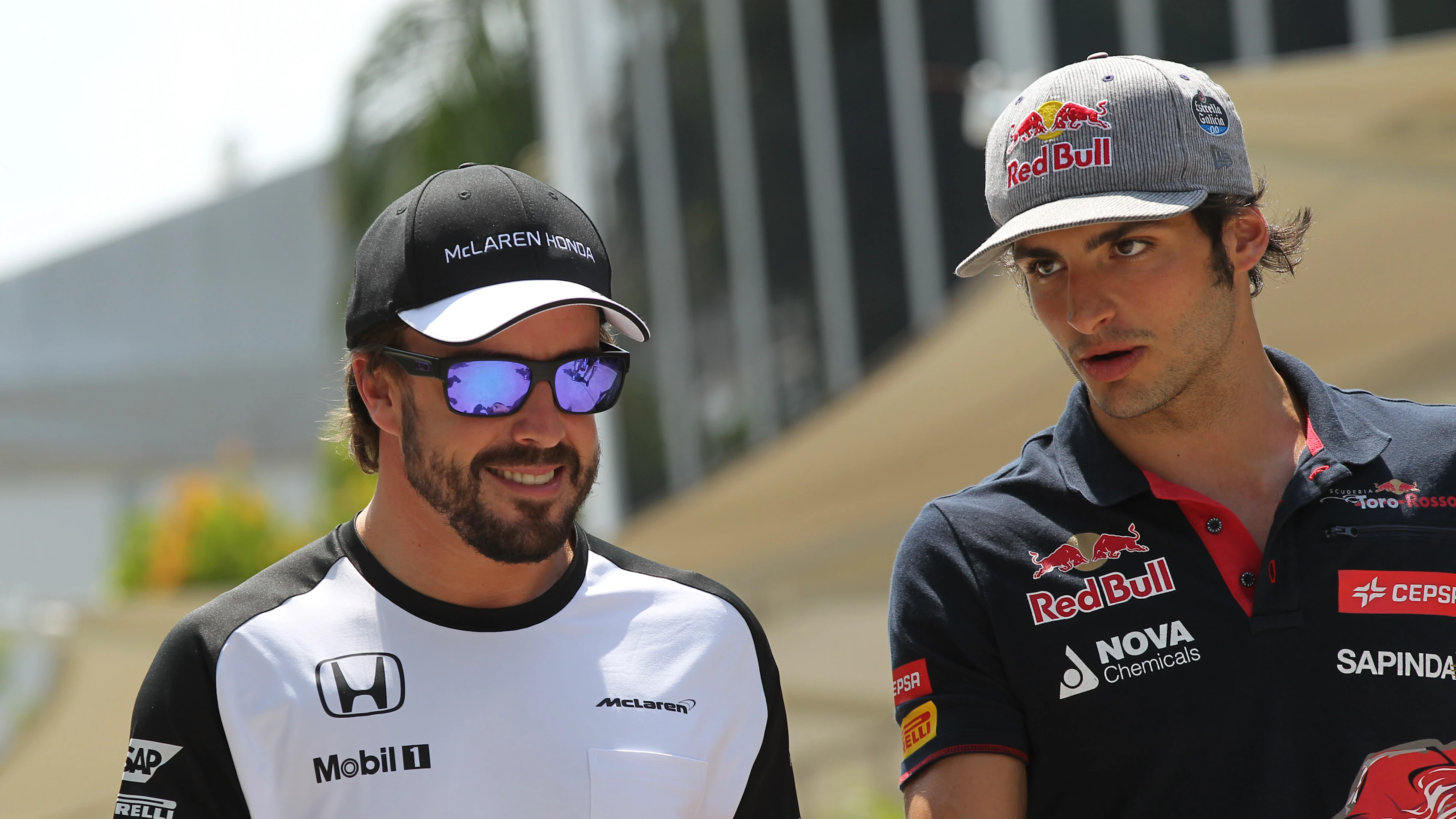 Fernando Alonso (ESP) McLaren and Carlos Sainz jr (ESP) Scuderia Toro Rosso at Formula One World