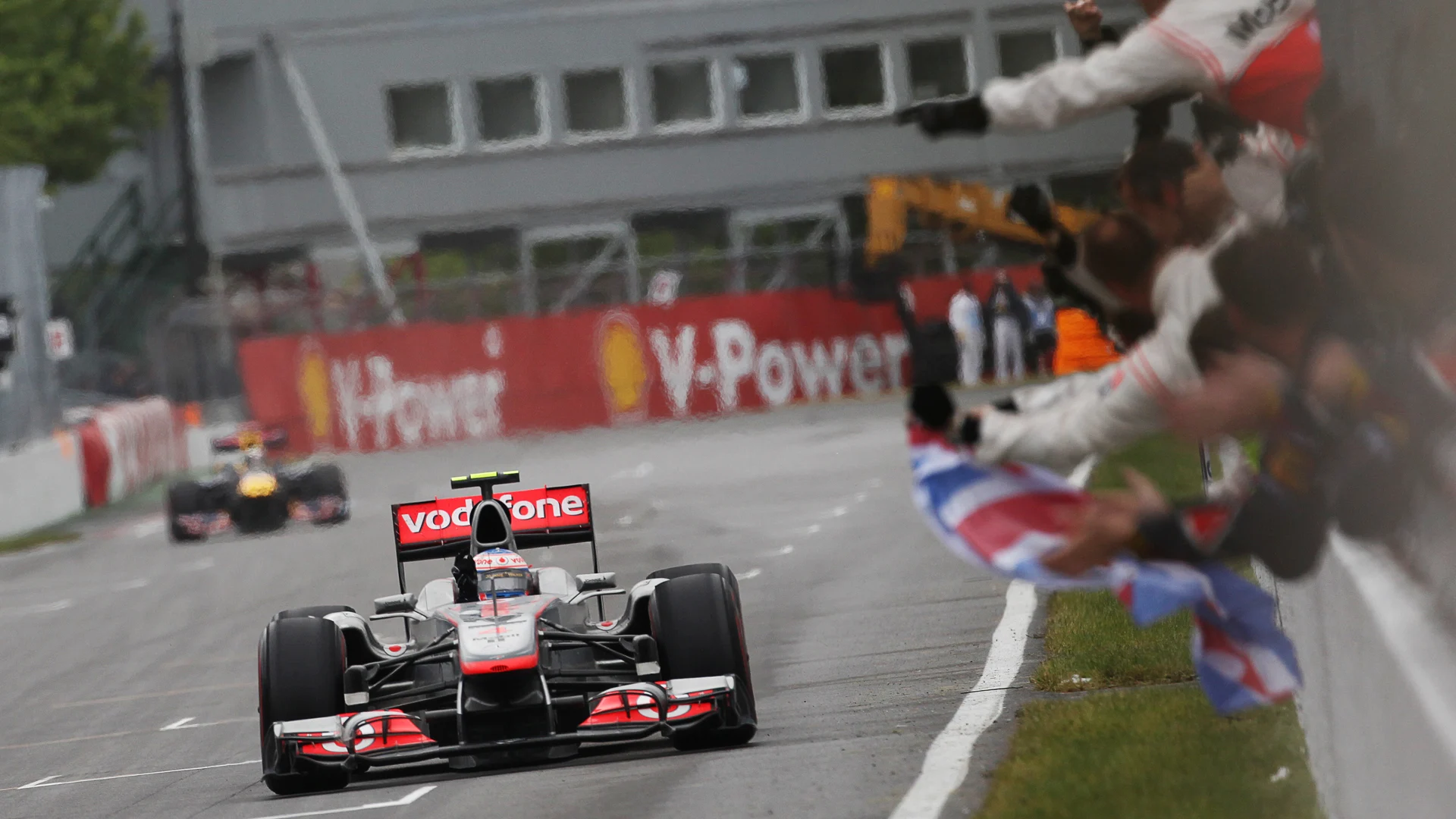 Race winner Jenson Button (GBR) McLaren MP4/26 crosses the line. Formula One World Championship,
