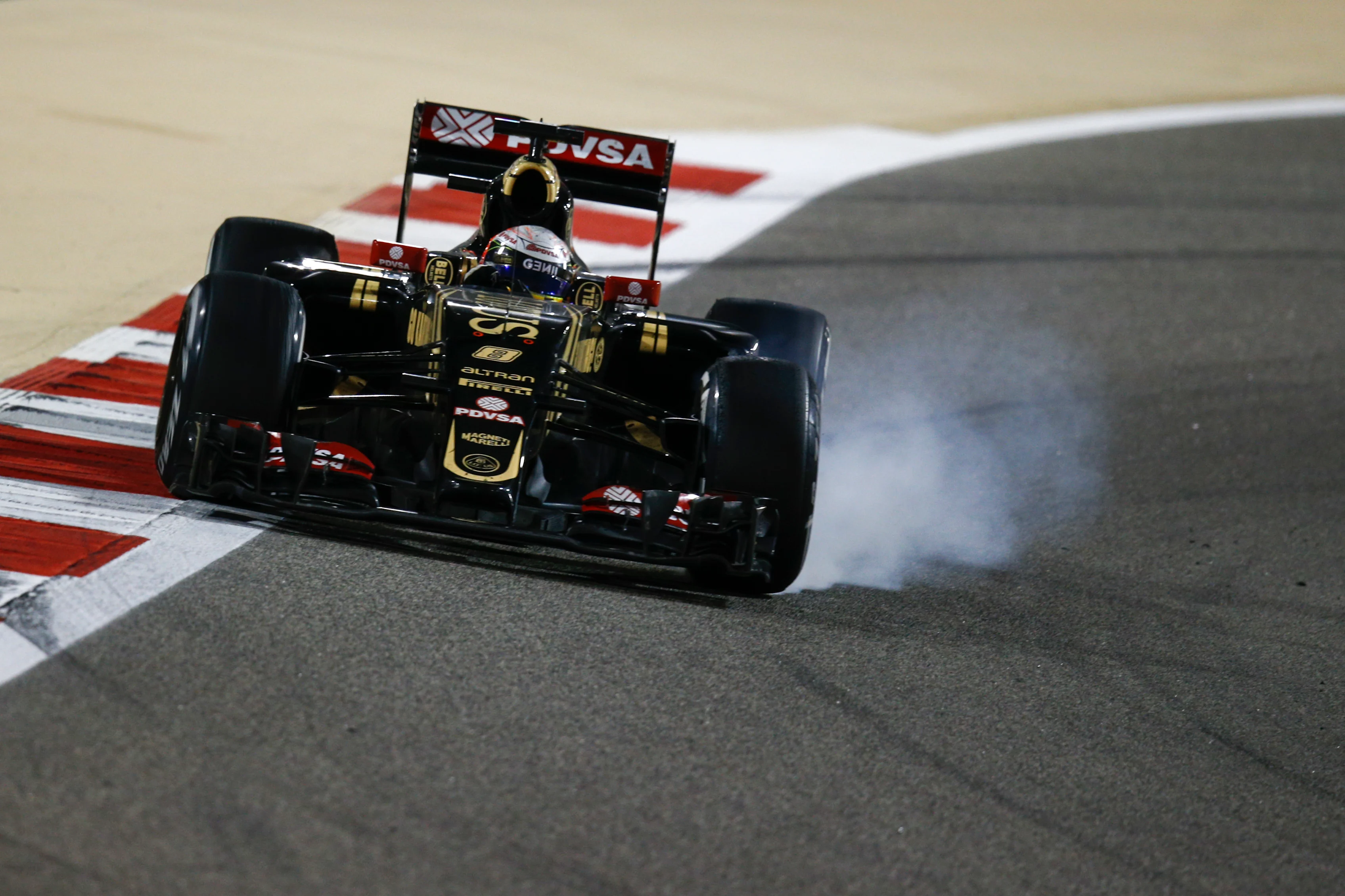 Romain Grosjean (FRA) Lotus E23 Hybrid locks up at Formula One World Championship, Rd4, Bahrain Grand Prix Race, Bahrain International Circuit, Sakhir, Bahrain, Sunday 19  April 2015. © Sutton Motorsport Images
