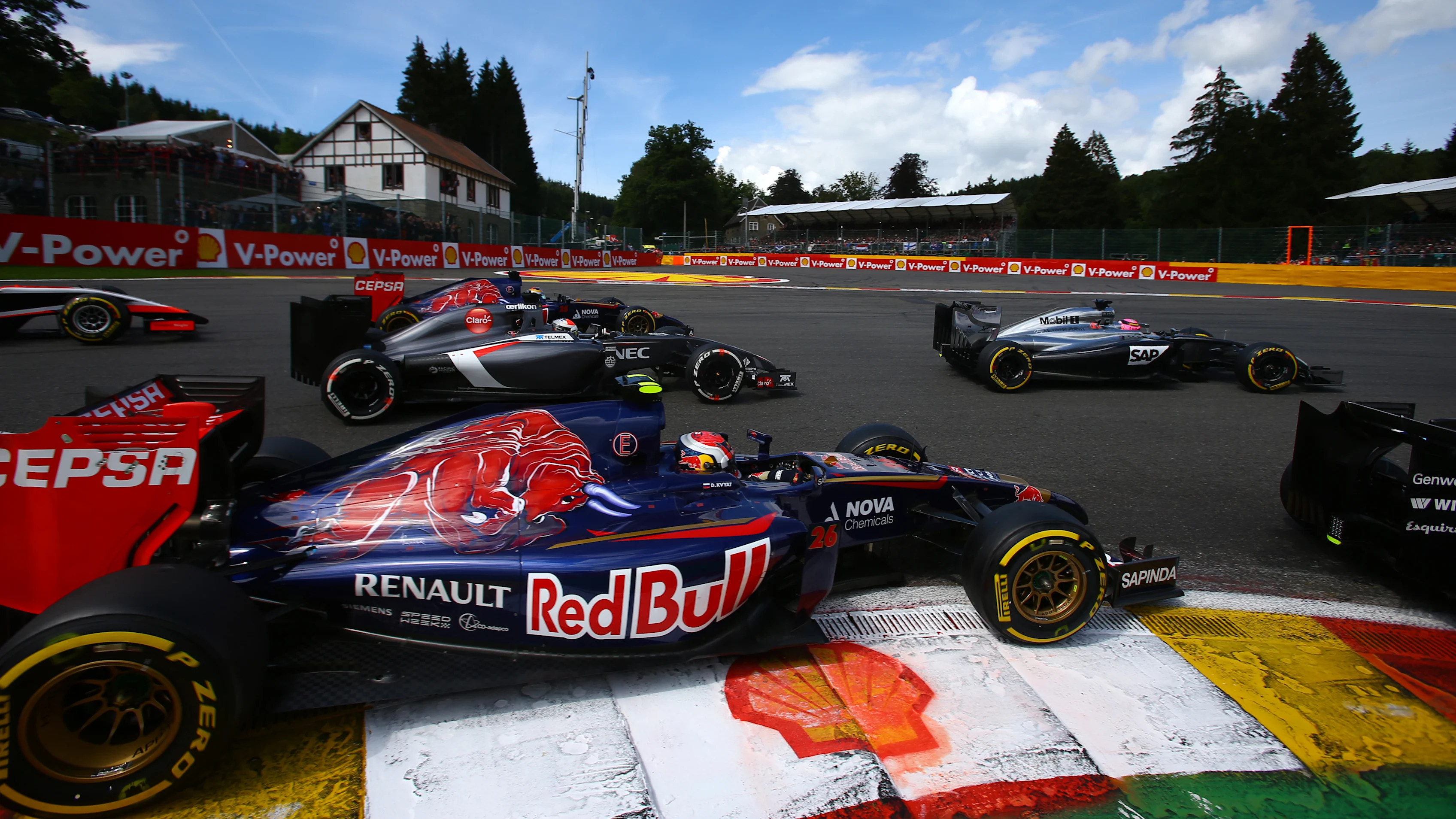 Daniil Kvyat (RUS) Scuderia Toro Rosso STR9 at the start of the race. Formula One World