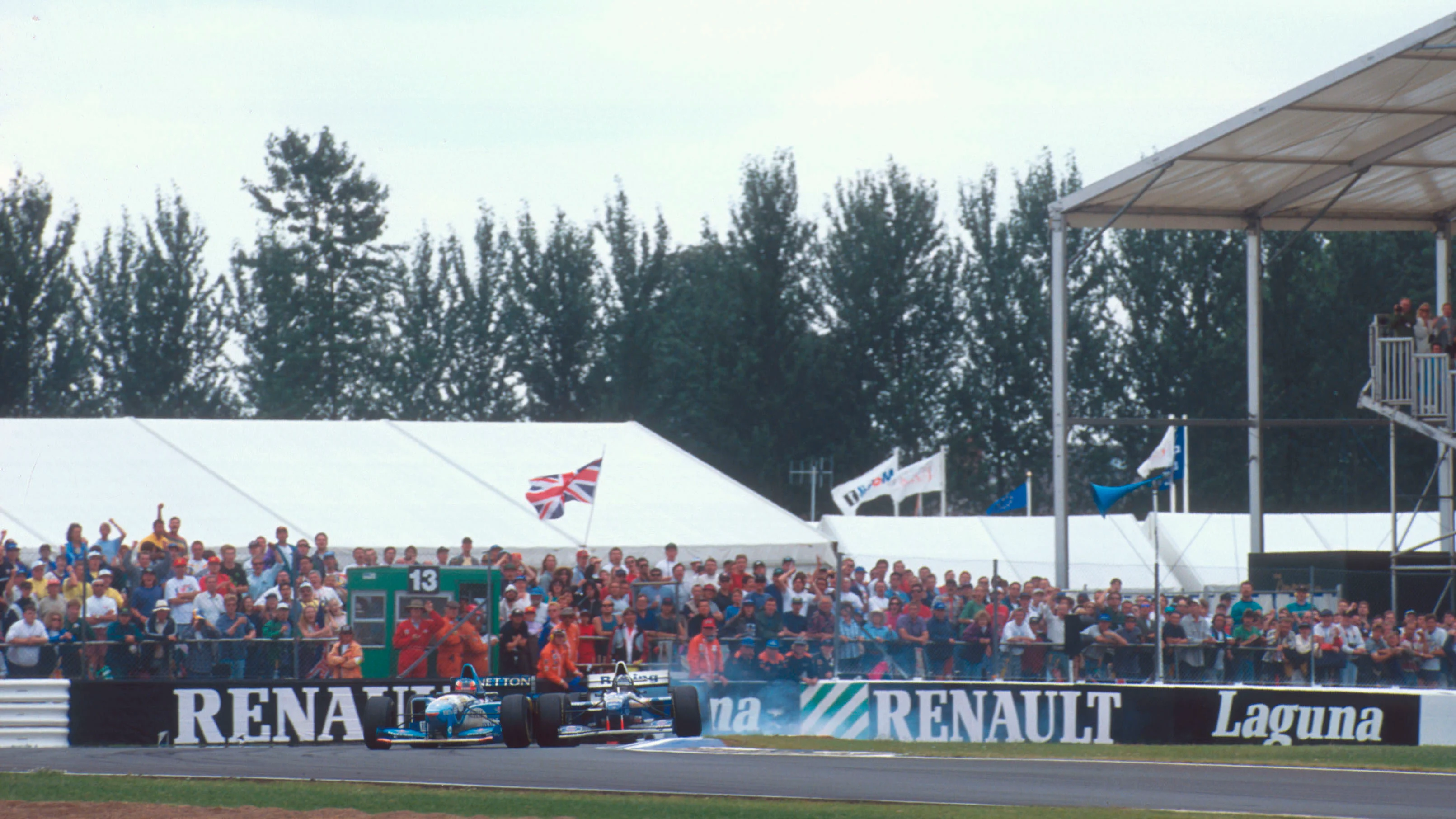 Damon Hill (Williams FW17 Renault) and Michael Schumacher (Benetton B195 Renault) collide on lap 46 at Silverstone. World Copyright - LAT Photographic