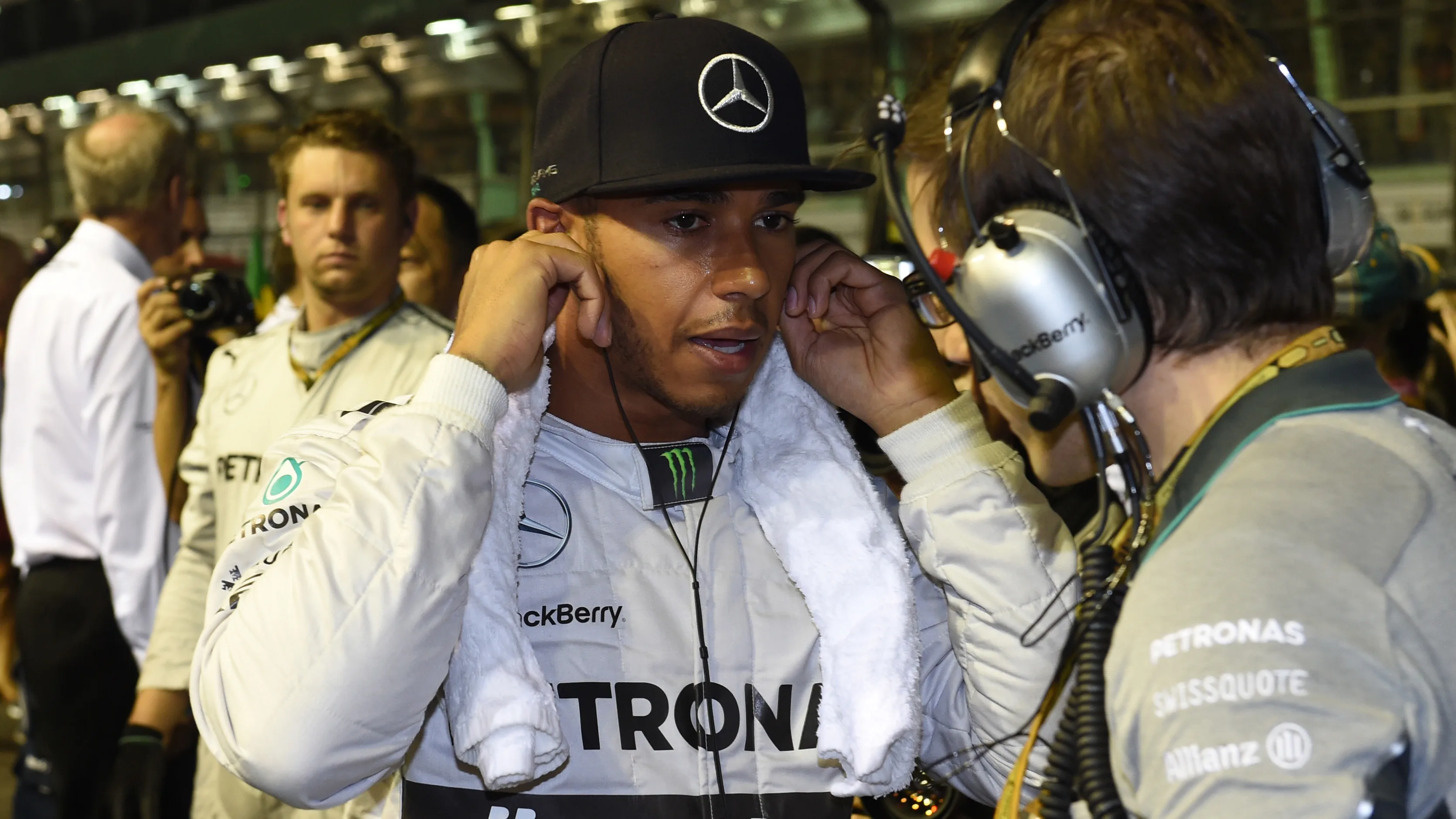 Lewis Hamilton keeps cool on the grid with the help of a cold towel. Sinagpore, 2014. © Sutton Motorsport Images