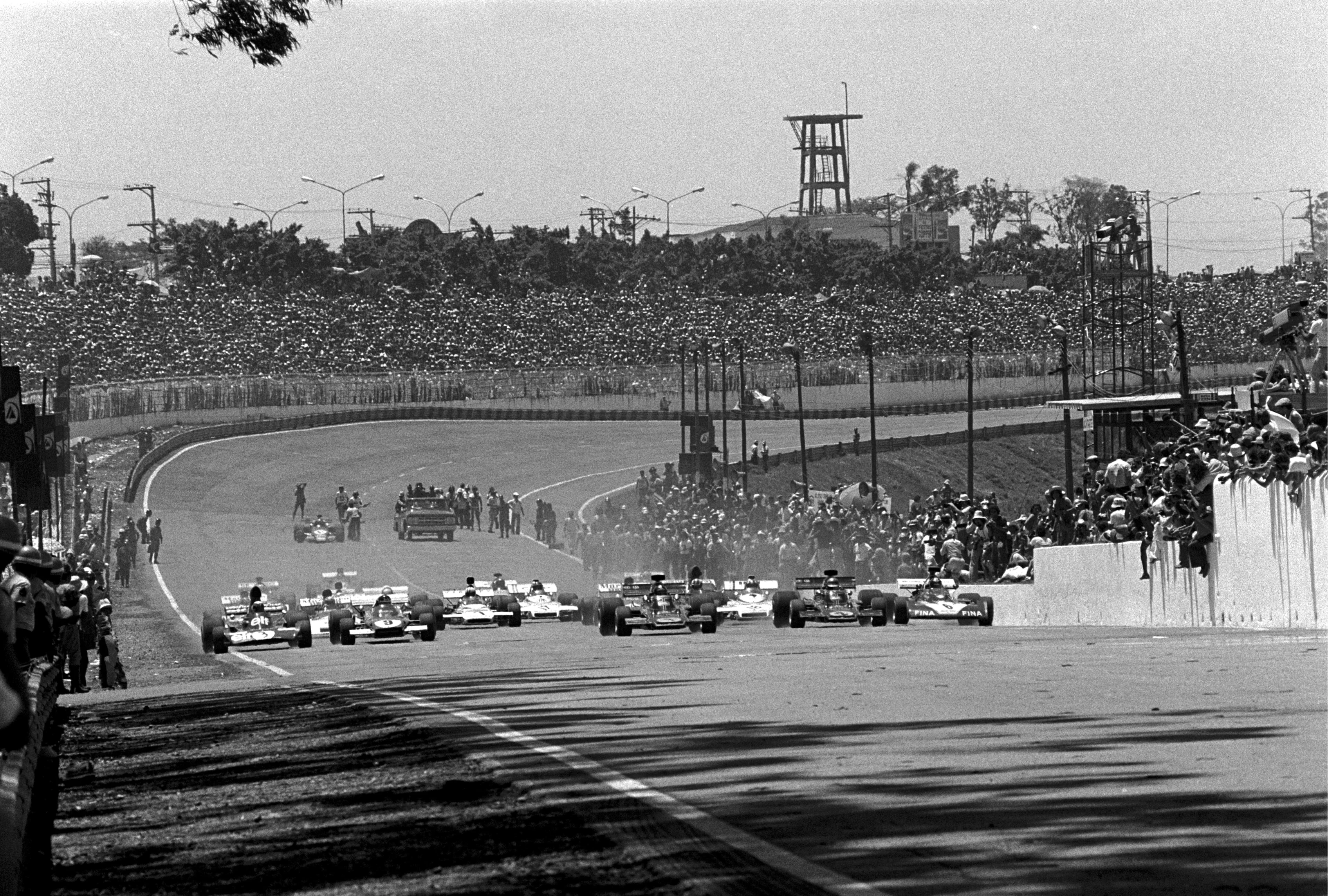 The start, eventual winner Emerson Fittipaldi(BRA) Lotus 72D gets away first from the middle of the