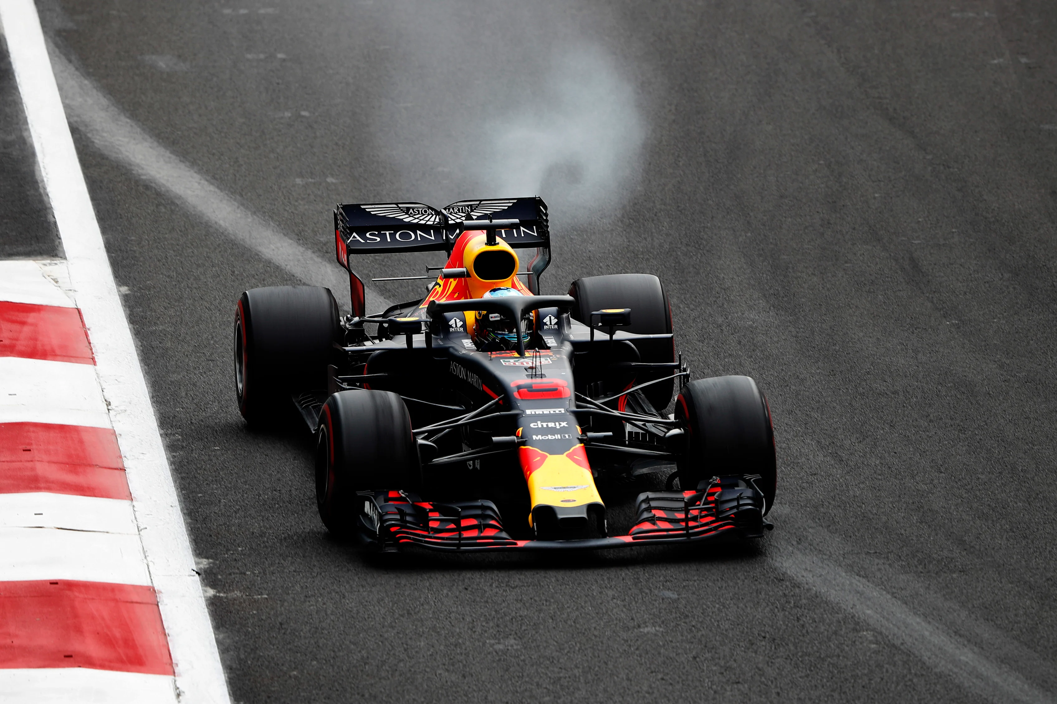AUTODROMO HERMANOS RODRIGUEZ, MEXICO - OCTOBER 28: Daniel Ricciardo, Red Bull Racing RB14, suffers
