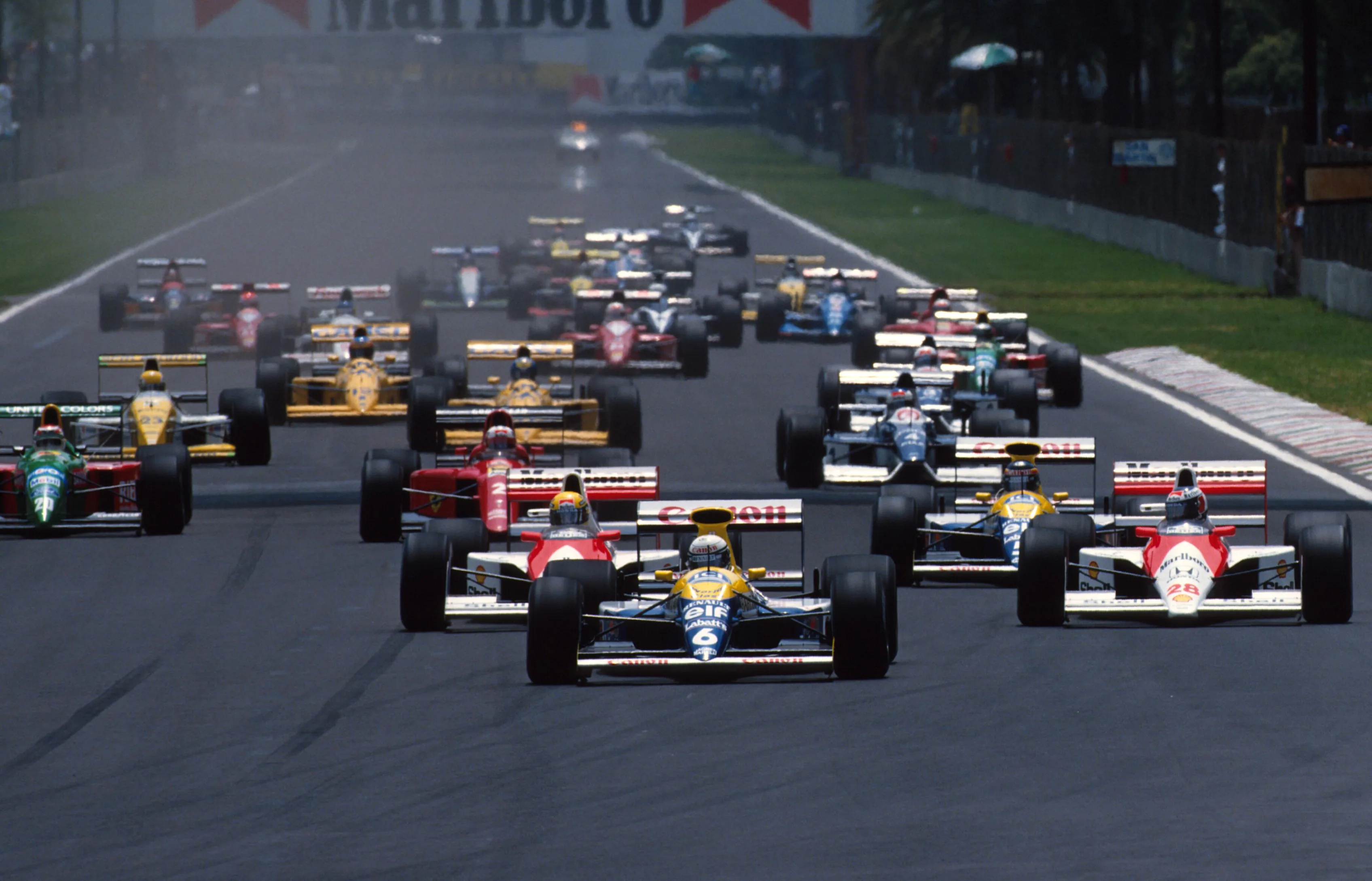 Ricardo Patrese (ITA) Williams FW13B leads into the first corner from the start.
Mexican GP, Mexico City, 24 June 1990 © Sutton Motorsport Images
