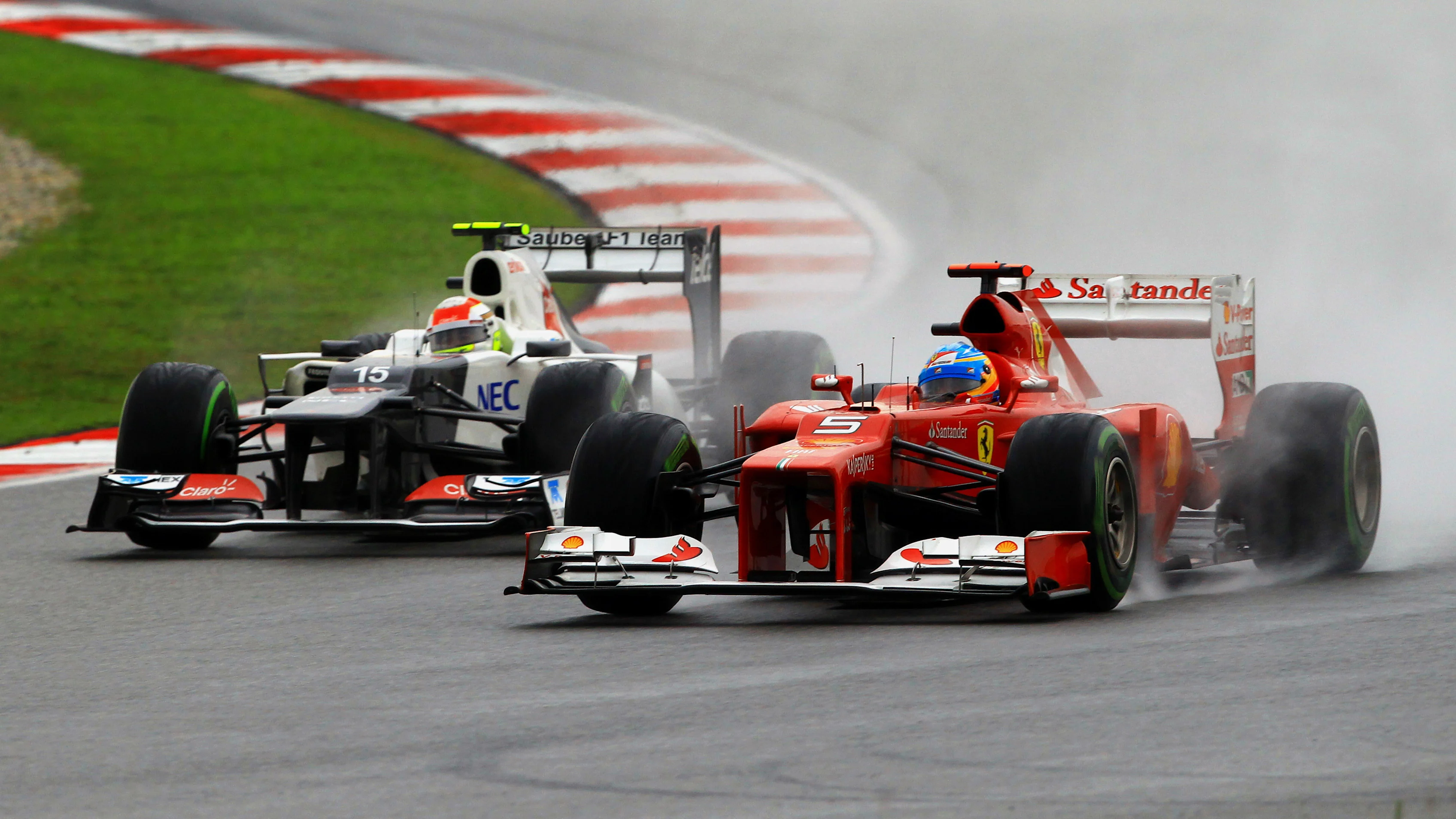 Sergio Perez (MEX) Sauber C31 and Fernando Alonso (ESP) Ferrari F2012 battle.
Formula One World