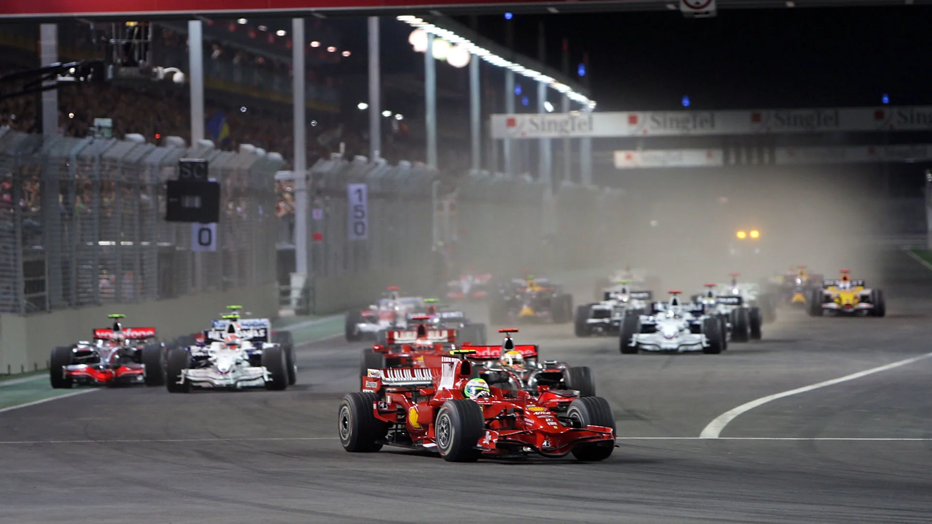 Felipe Massa (BRA) Ferrari F2008 leads at the start of the race.
Formula One World Championship, Rd 15, Singapore Grand Prix, Race, Singapore, Sunday 28 September 2008.

BEST IMAGE © Sutton Motorsport Images