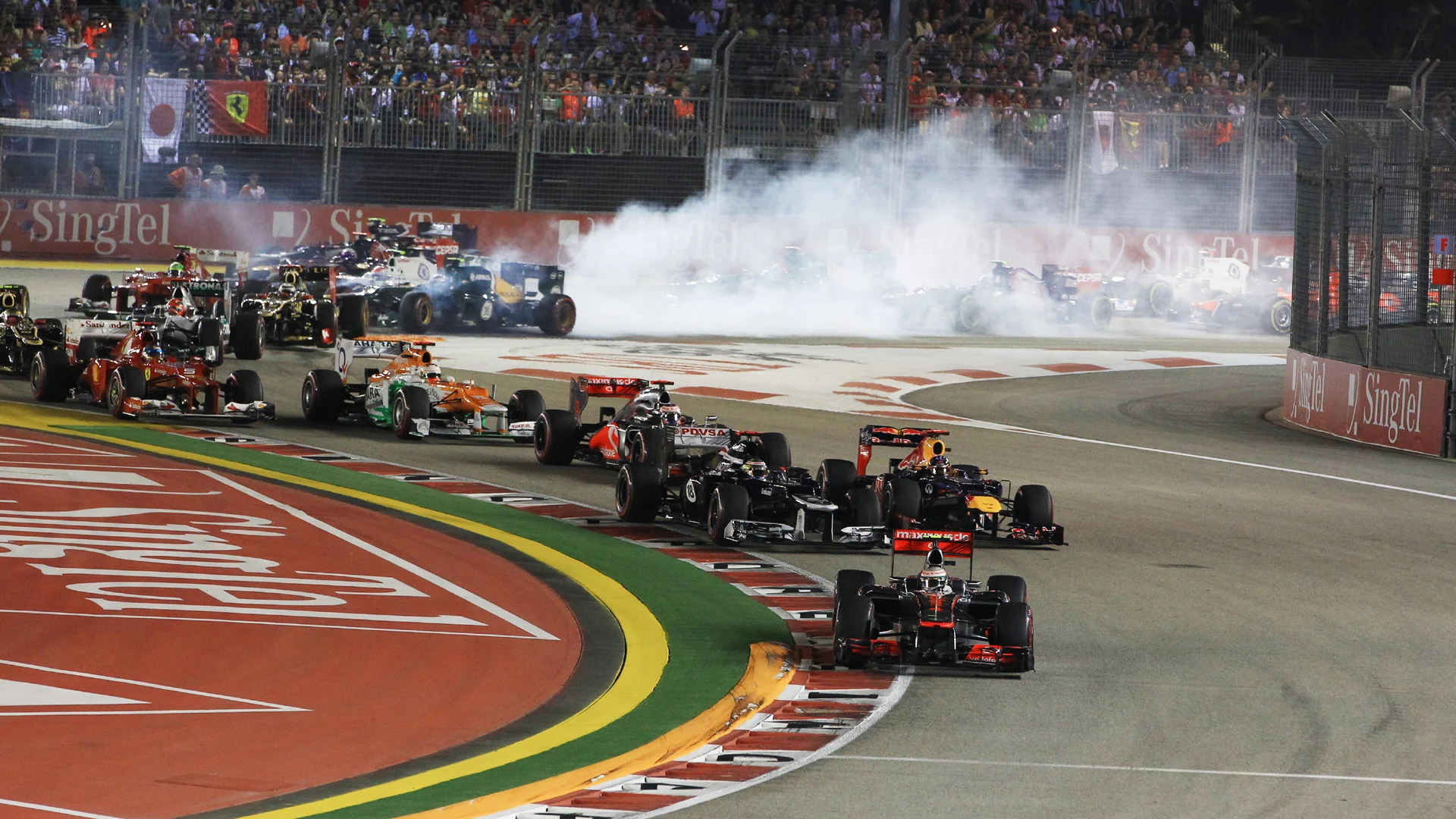 Lewis Hamilton (GBR) McLaren MP4-27 leads at the start of the race.
Formula One World Championship, Rd14, Singapore Grand Prix, Race, Marina Bay Street Circuit, Singapore, Sunday 23 September 2012.
BEST IMAGE © Sutton Motorsport Images