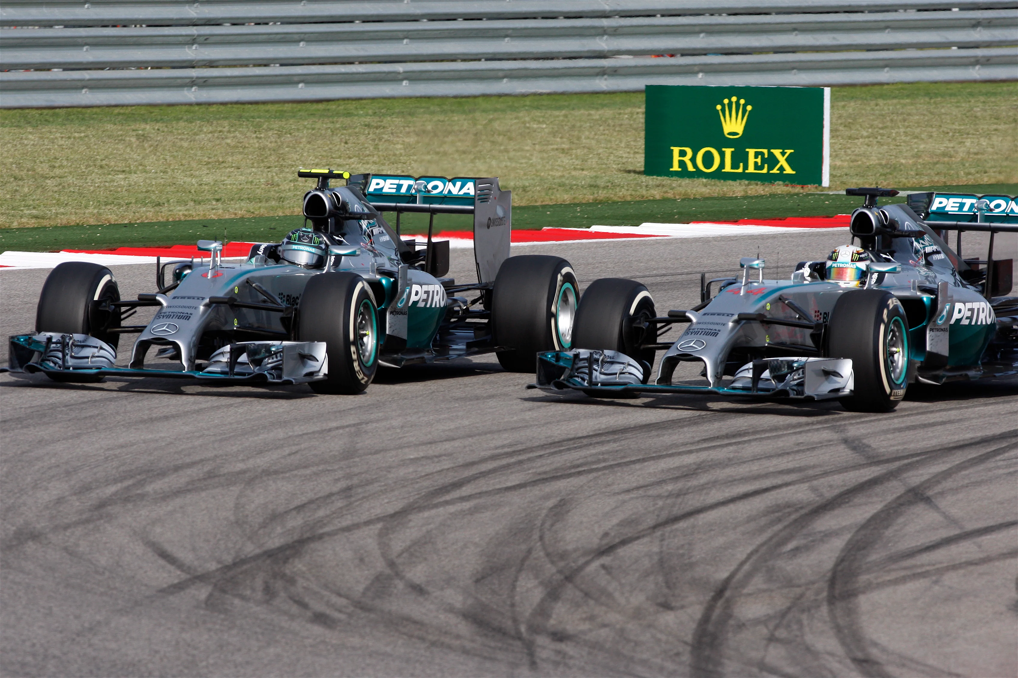 Lewis Hamilton (GBR) Mercedes AMG F1 W05 overtakes Nico Rosberg (GER) Mercedes AMG F1 W05 for the