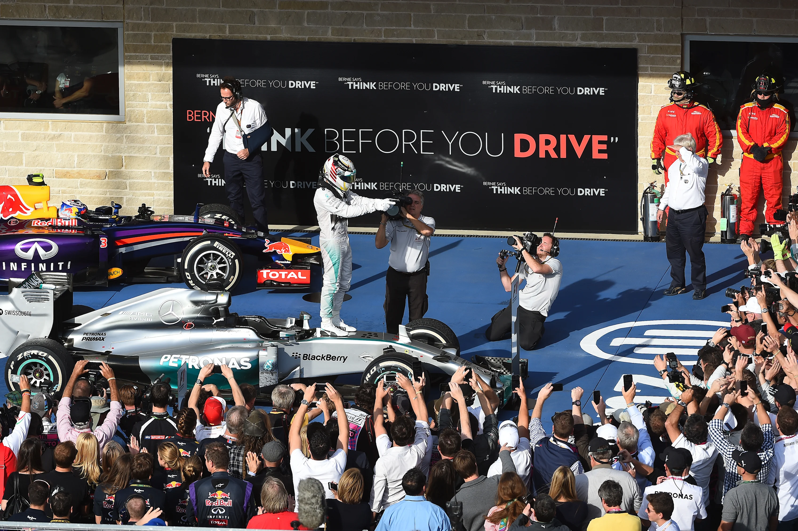 Race winner Lewis Hamilton (GBR) Mercedes AMG F1 celebrates with his team in parc ferme. Formula
