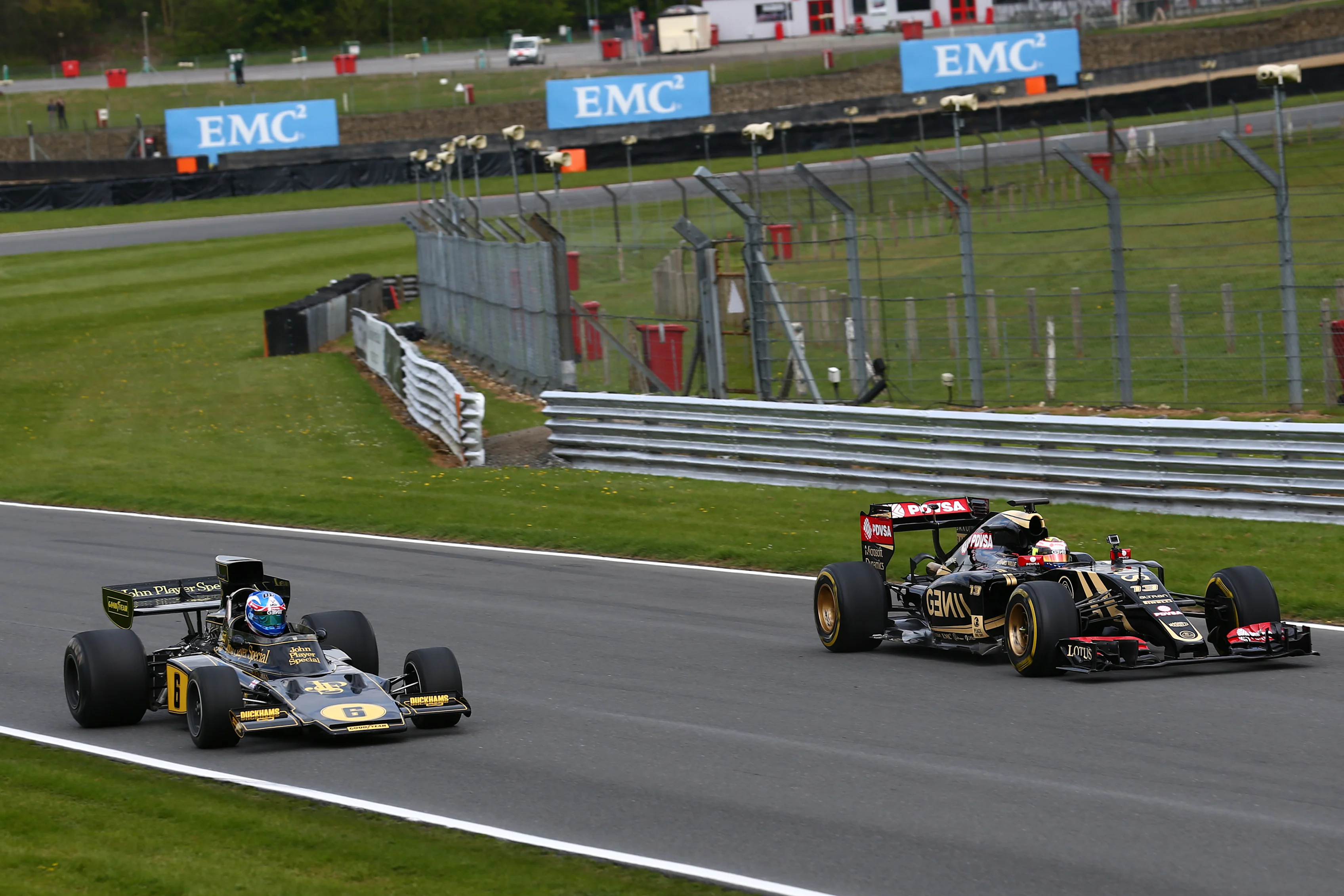 (L to R) Jolyon Palmer, Lotus 72 E-5, and Pastor Maldonado, Lotus E23 Hybrid, Brands Hatch, UK, April 27, 2015 © Lotus F1 Team