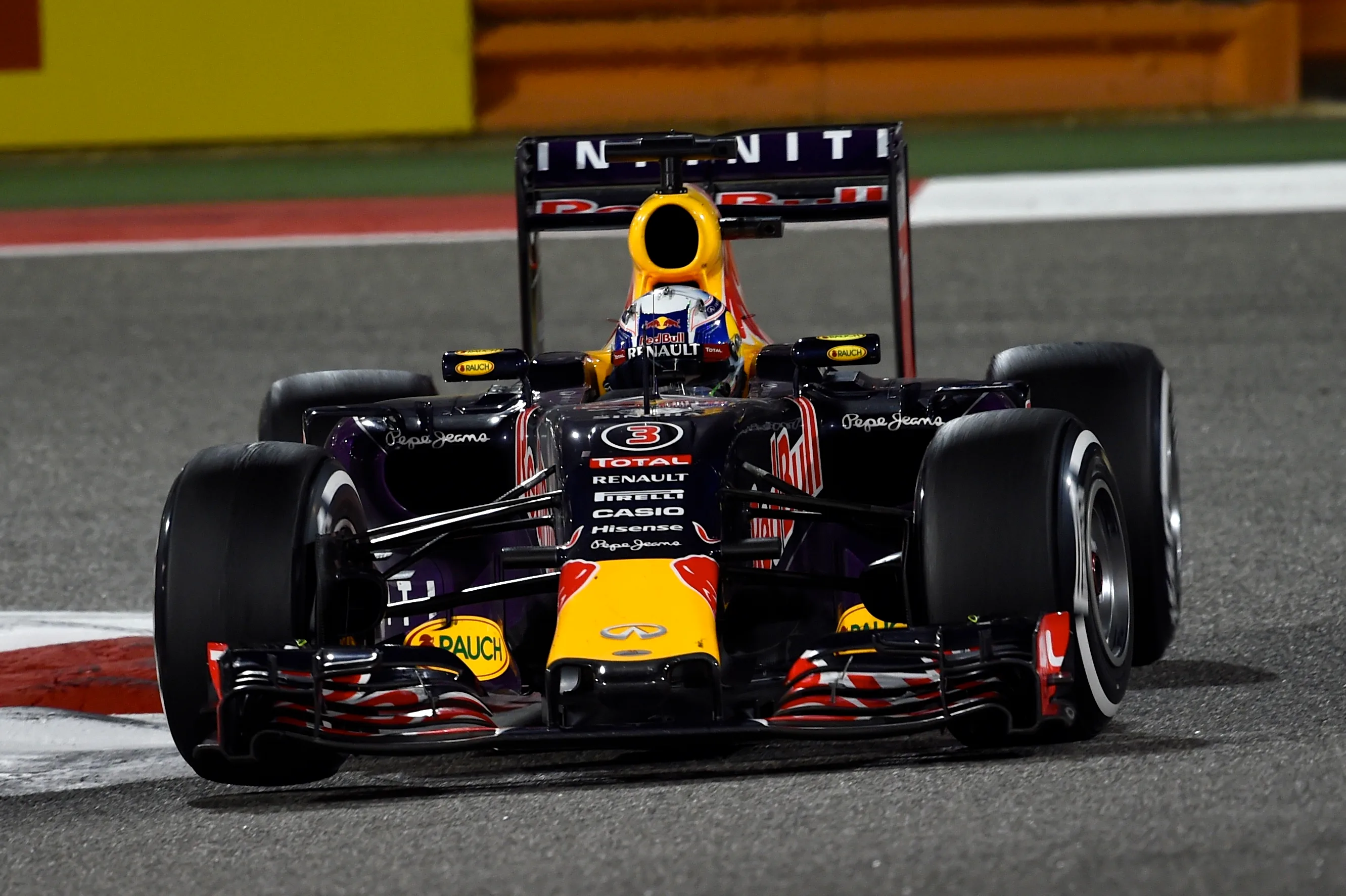 Daniel Ricciardo (AUS) Red Bull Racing RB11 at Formula One World Championship, Rd4, Bahrain Grand