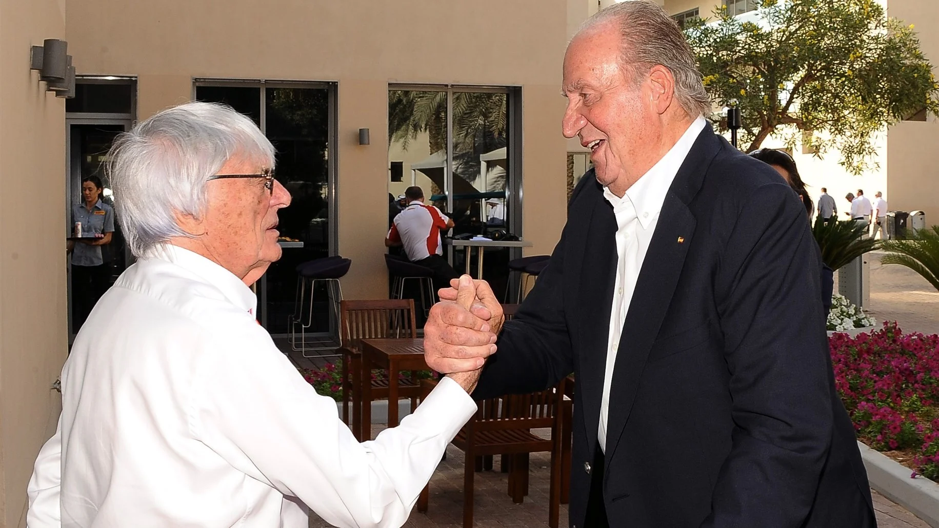 Bernie Ecclestone (GBR) CEO Formula One Group (FOM) and Juan Carlos of Spain (ESP) at Formula One World Championship, Rd19, Abu Dhabi Grand Prix, Practice, Yas Marina Circuit, Abu Dhabi, UAE, Friday 27 November 2015. © Sutton Motorsport Images