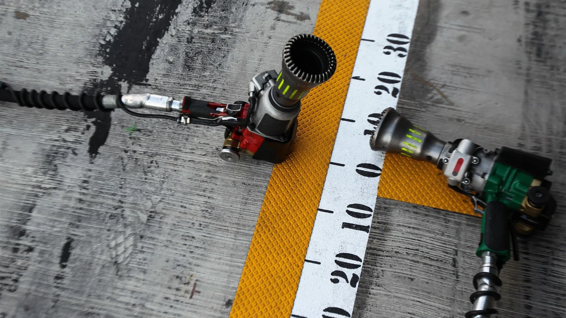 Wheel gun at Formula One World Championship, Rd19, Abu Dhabi Grand Prix, Qualifying, Yas Marina