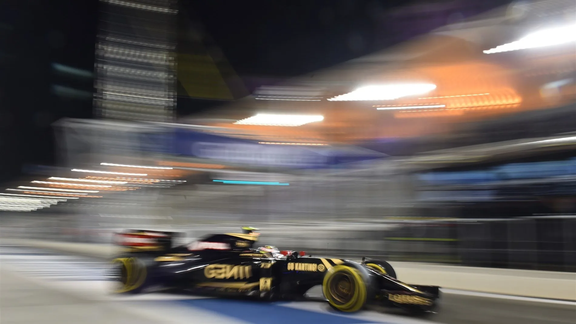 Romain Grosjean (FRA) Lotus E23 Hybrid  at Formula One World Championship, Rd4, Bahrain Grand Prix Practice, Bahrain International Circuit, Sakhir, Bahrain, Friday 17 April 2015. © Sutton Motorsport Images