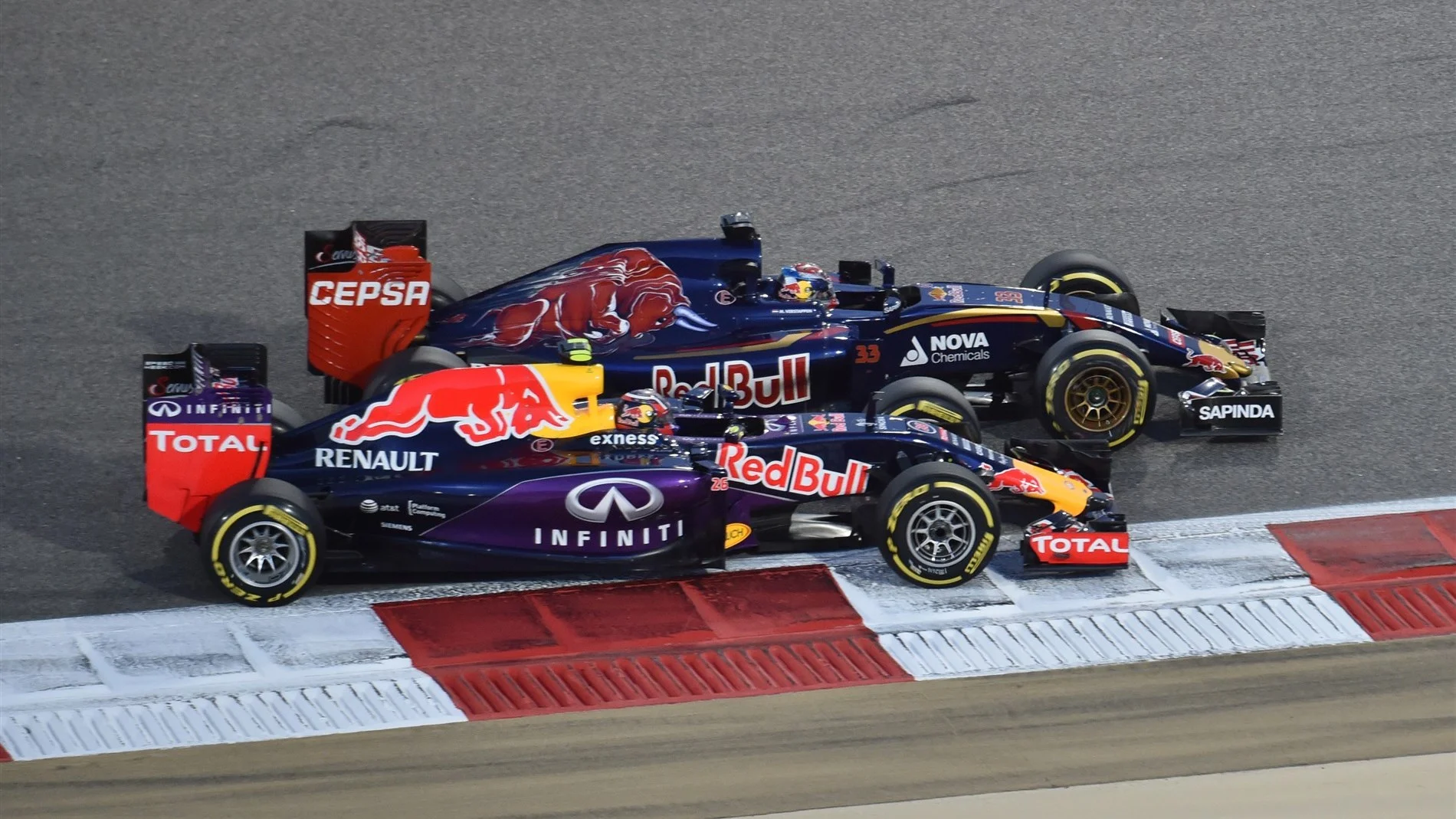 Max Verstappen (NDL) Scuderia Toro Rosso STR10 and Daniil Kvyat (RUS) Red Bull Racing RB11battle