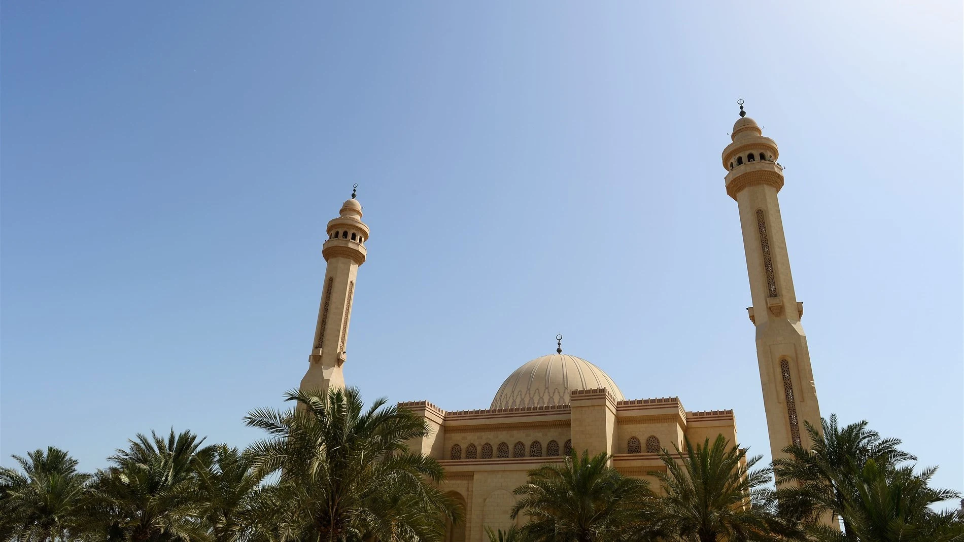 The Grand Mosque at Formula One World Championship, Rd4, Bahrain Grand Prix Preparations, Bahrain International Circuit, Sakhir, Bahrain, Thursday 16  April 2015. © Sutton Motorsport Images