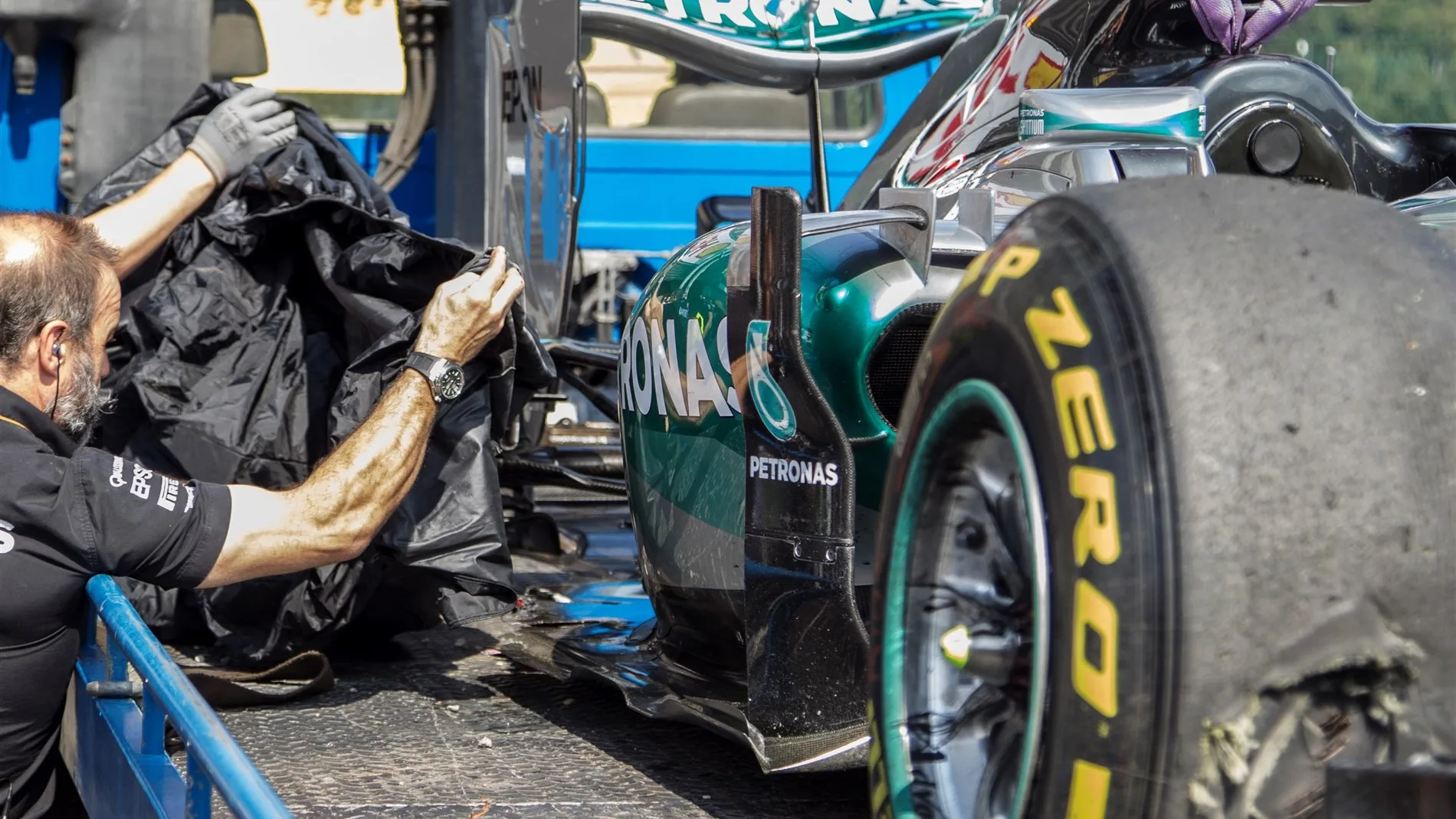 The car of Nico Rosberg (GER) Mercedes AMG F1 W06 is recovered after suffering a Pirelli tyre blow