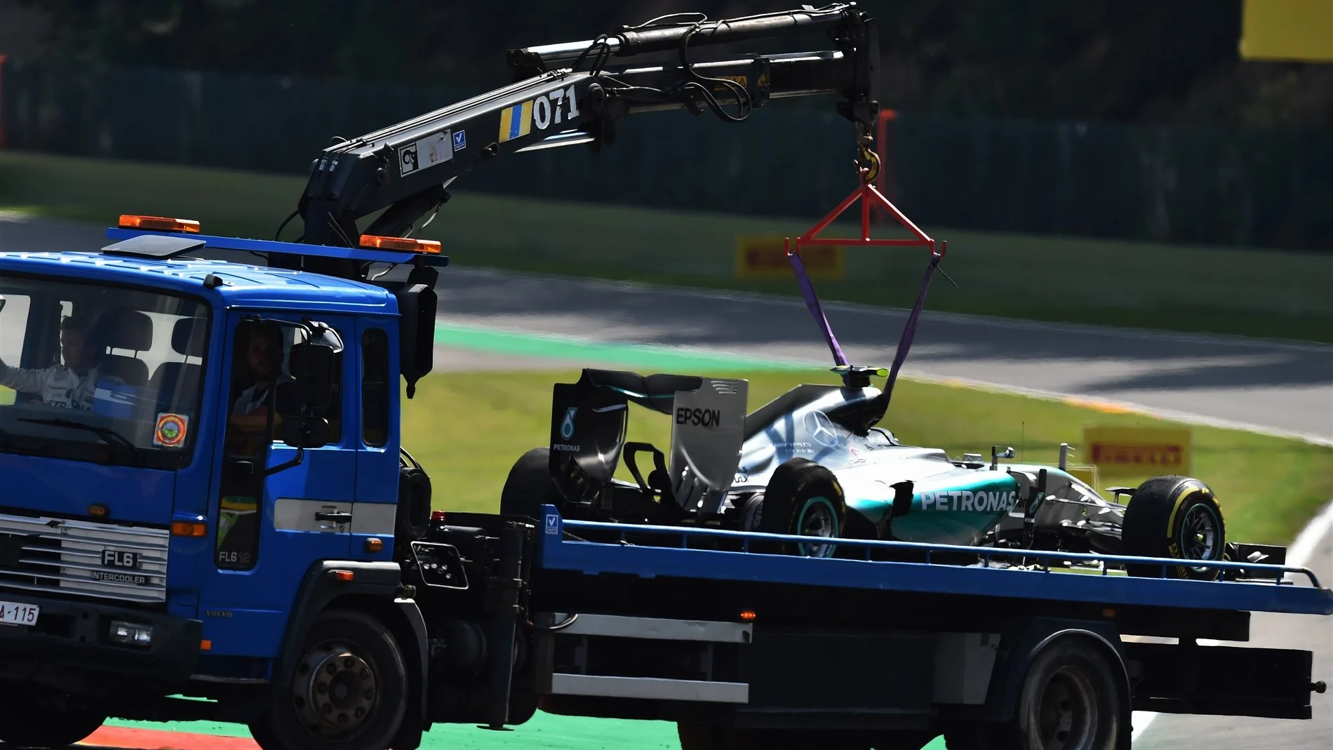 Nico Rosberg (GER) Mercedes AMG F1 W06 returns in the truck after his Pirelli tyre expolded in FP2