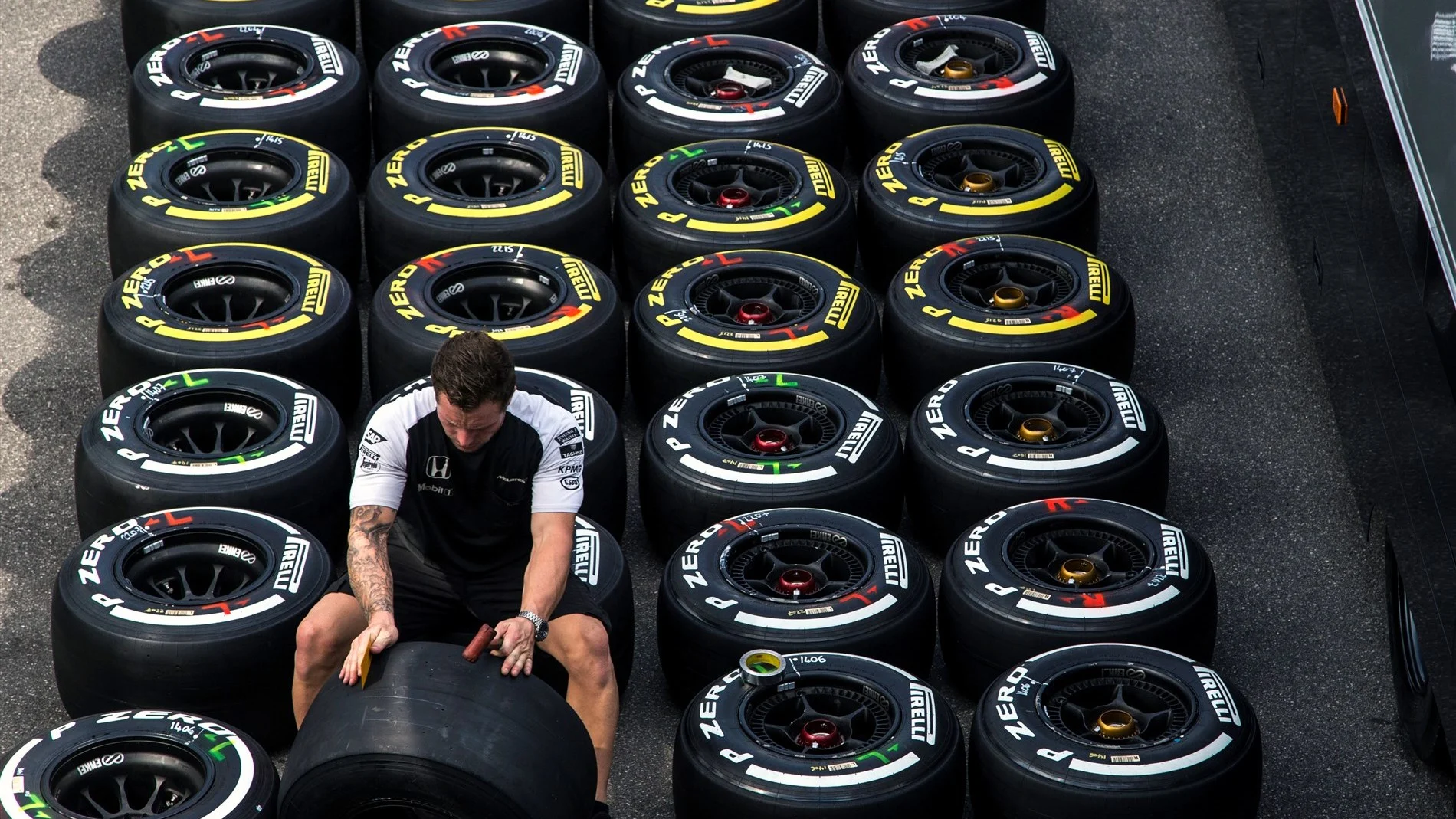 McLaren Honda mechanic with Pirelli tyres at Formula One World Championship, Rd12, Italian Grand