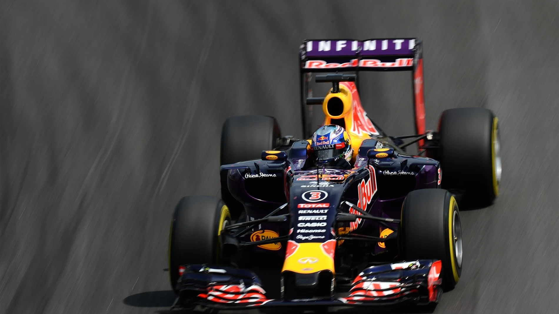 Daniel Ricciardo (AUS) Red Bull Racing RB11 at Formula One World Championship, Rd18, Brazilian
