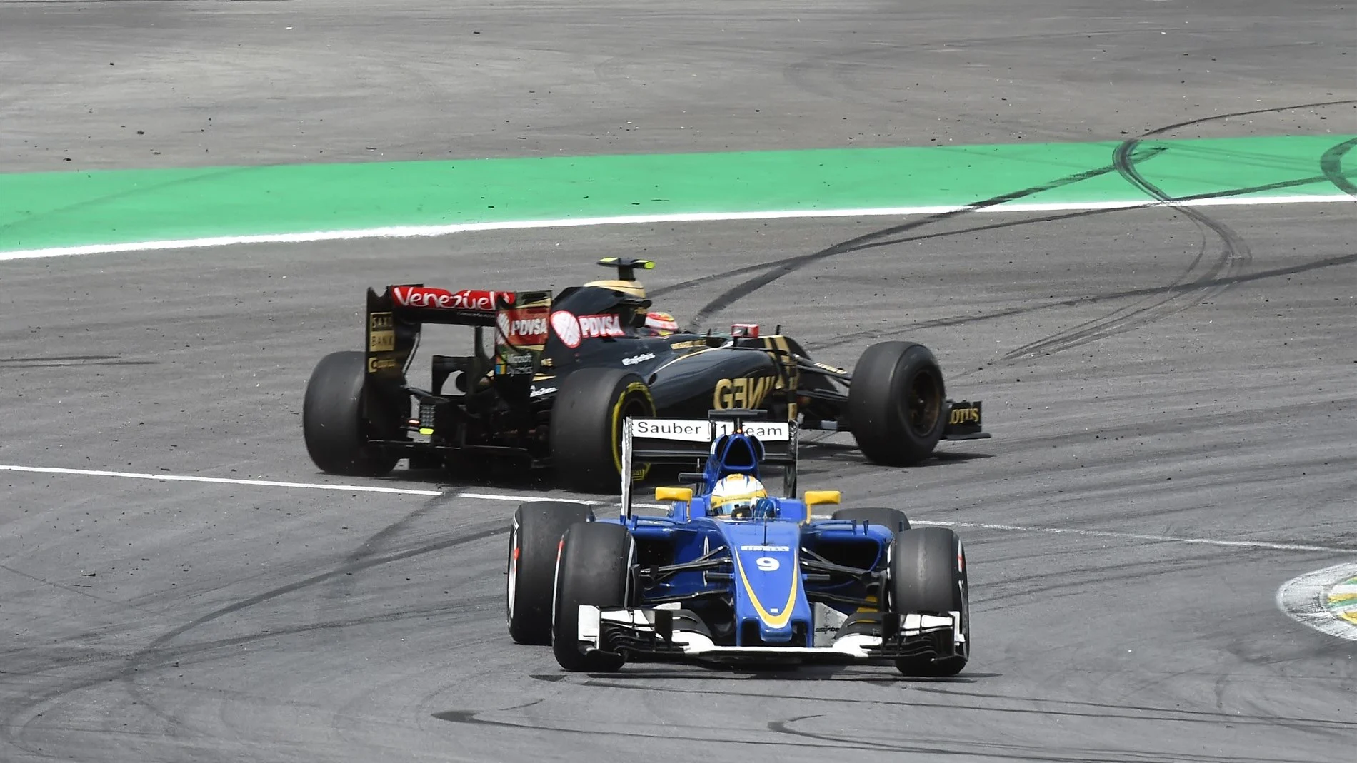 Marcus Ericsson (SWE) Sauber C34 and Pastor Maldonado (VEN) Lotus E23 Hybrid clash at Formula One