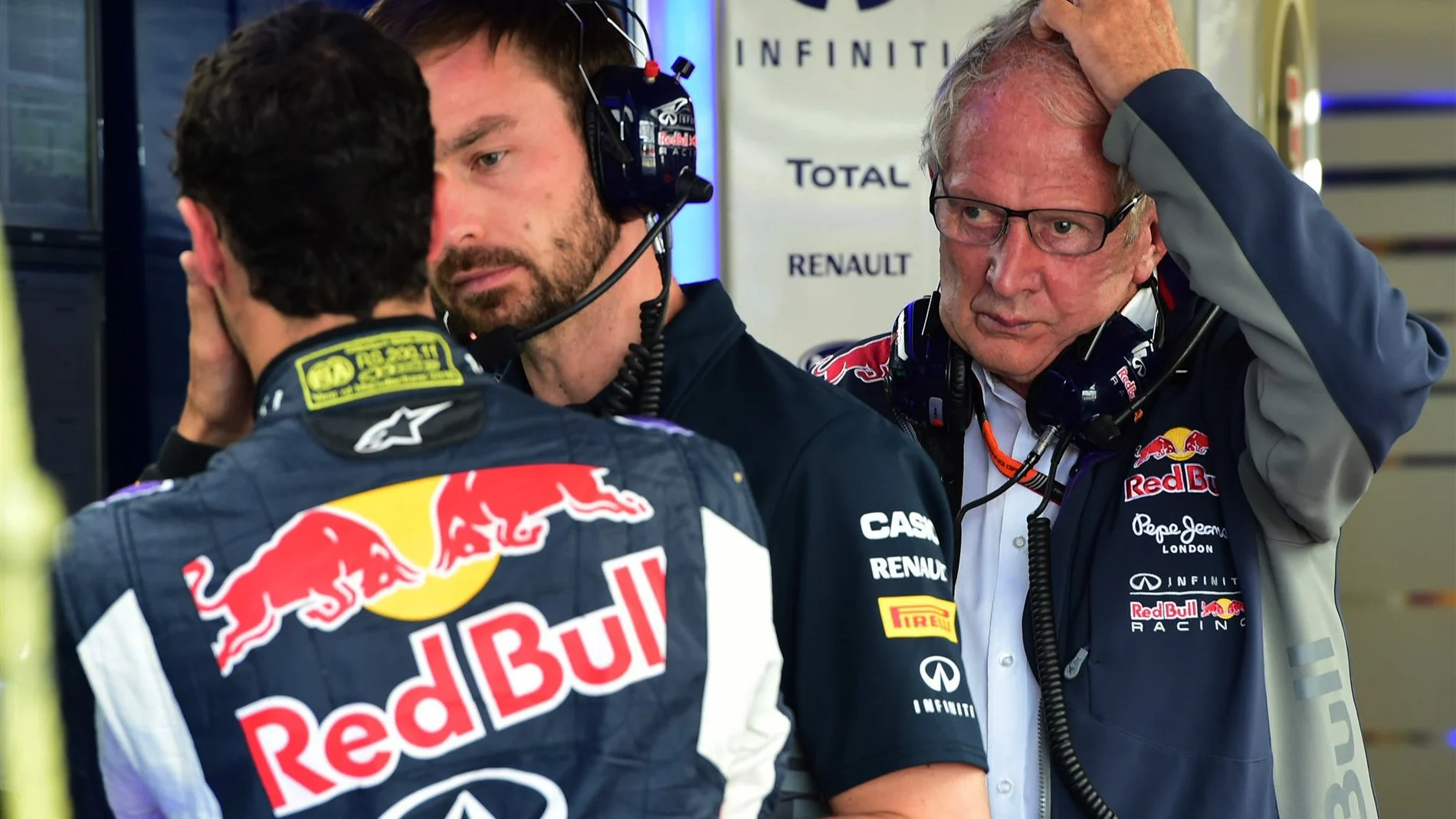 Dr Helmut Marko (AUT) Red Bull Motorsport Consultant and Simon Rennie (GBR) Red Bull Racing Race