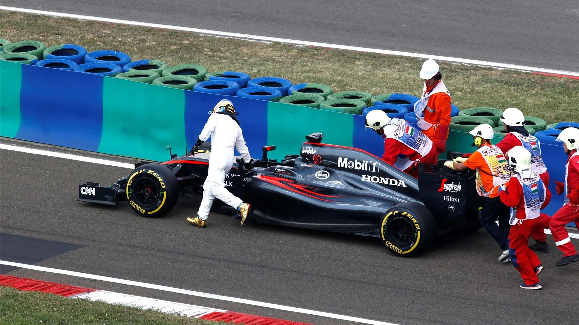 Marshalls and Fernando Alonso (ESP) McLaren MP4-30 push his car in Q2 at Formula One World