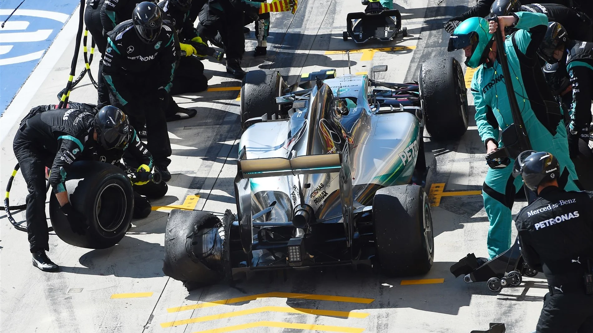 Nico Rosberg (GER) Mercedes AMG F1 W06 pit stop with rear puncture at Formula One World