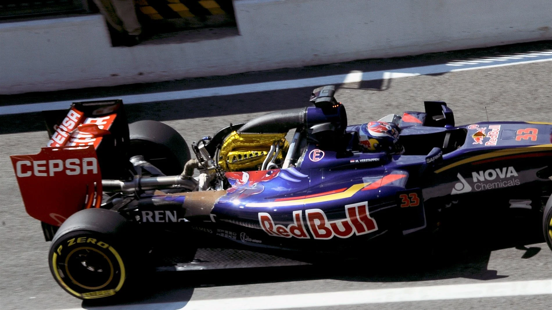 Max Verstappen (NDL) Scuderia Toro Rosso STR10 with missing engine cover at Formula One World