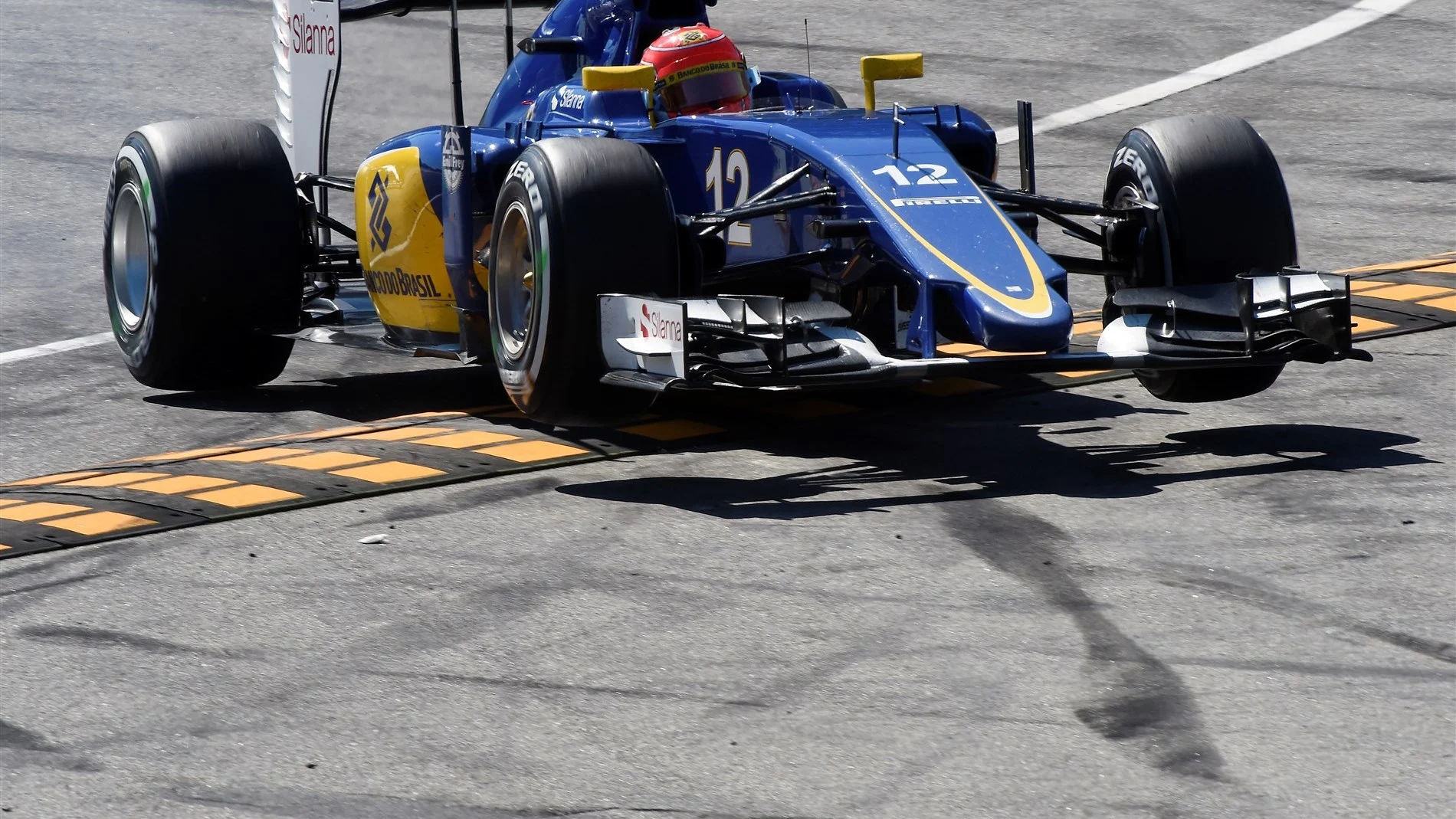 Felipe Nasr (BRA) Sauber C34 gets airborne at Formula One World Championship, Rd12, Italian Grand Prix, Race, Monza, Italy, Sunday 6 September 2015. © Sutton Motorsport Images
