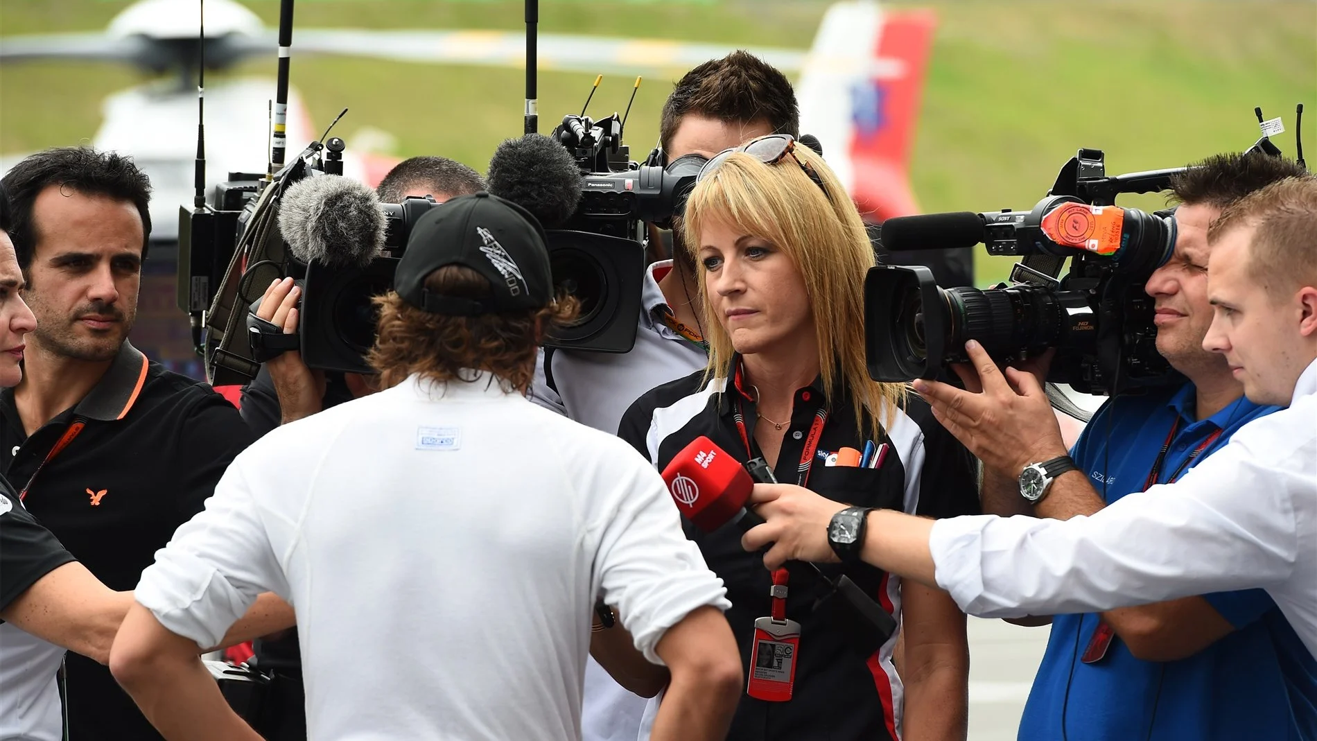 Fernando Alonso (ESP) McLaren MP4-30 talks with Rachel Brooks (GBR) Sky TV at Formula One World